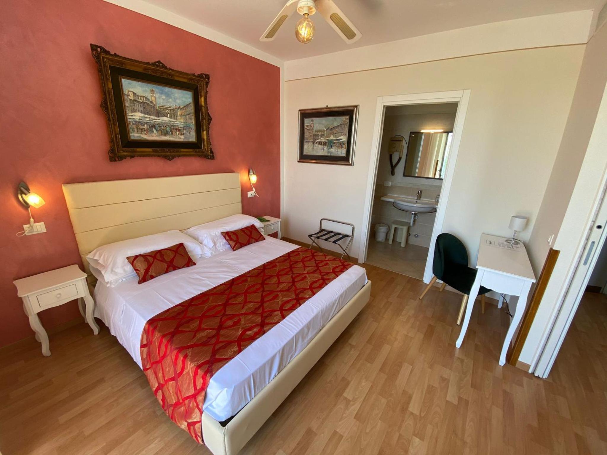 Suite with Balcony and Lake View photo 3