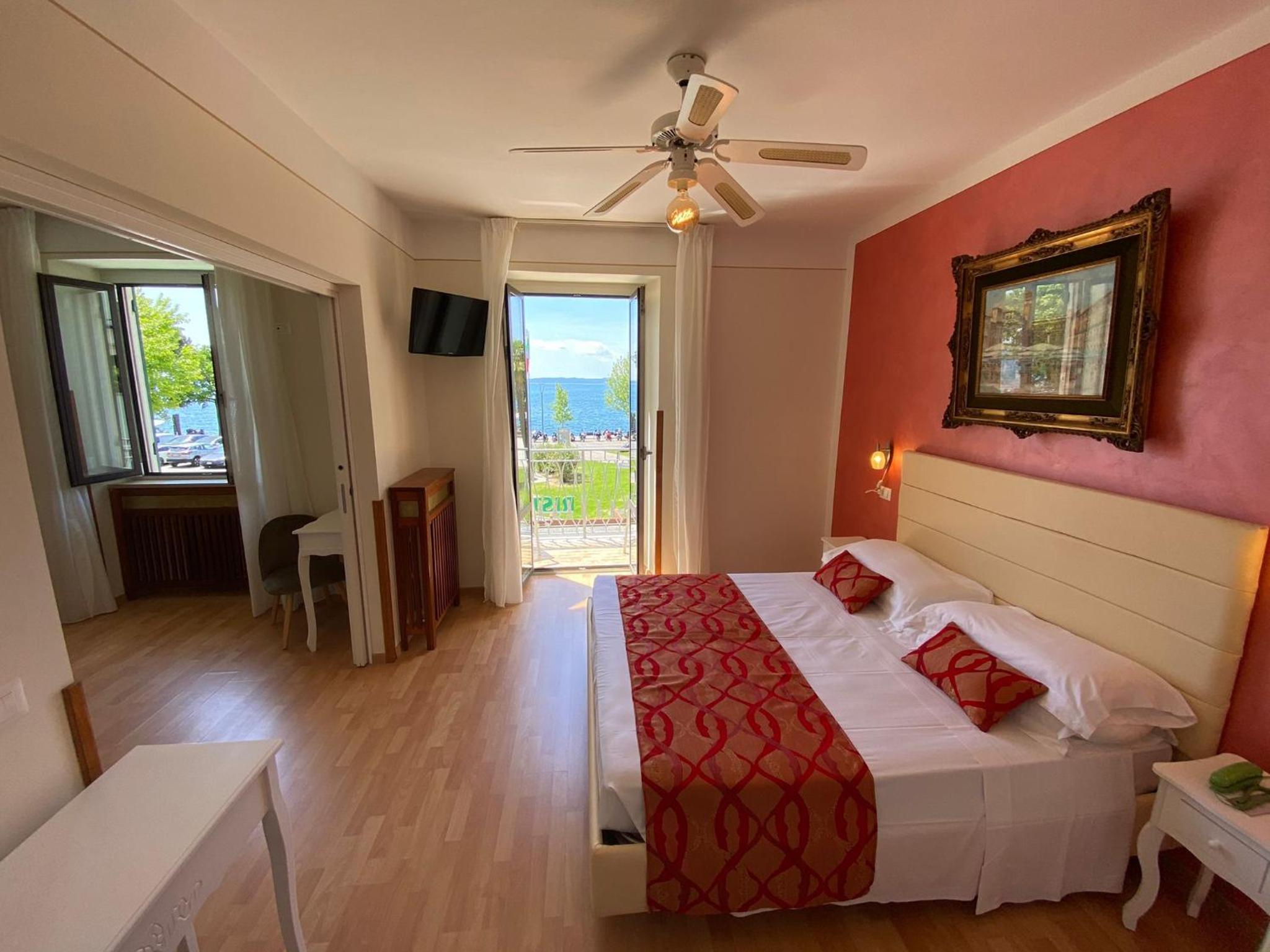 Suite with Balcony and Lake View photo 2
