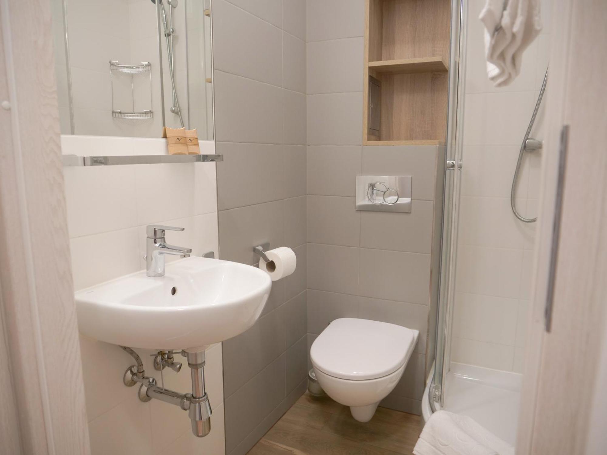 Double Room with Balcony - Photo 2