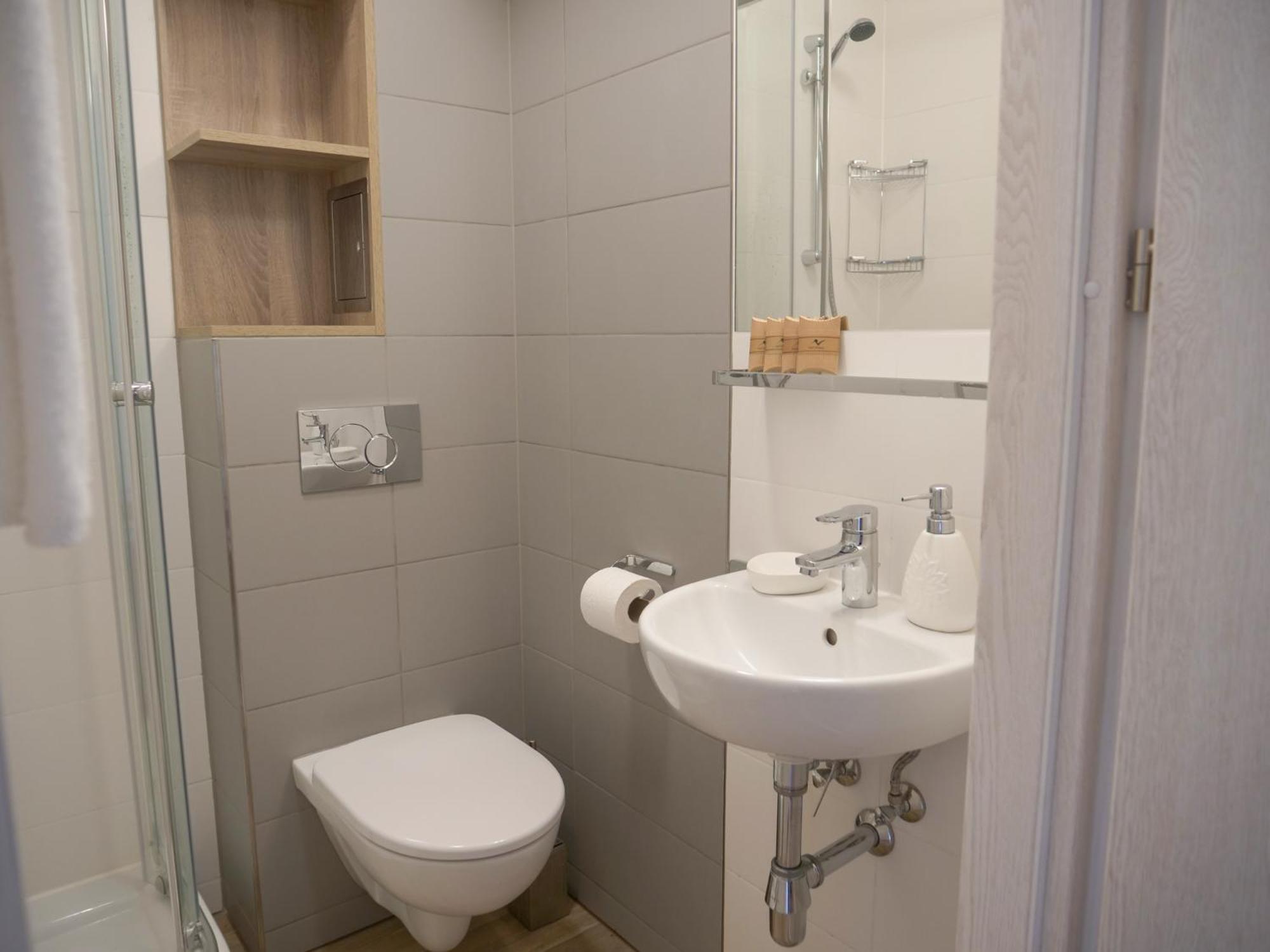 Double Room with Balcony - Photo 8