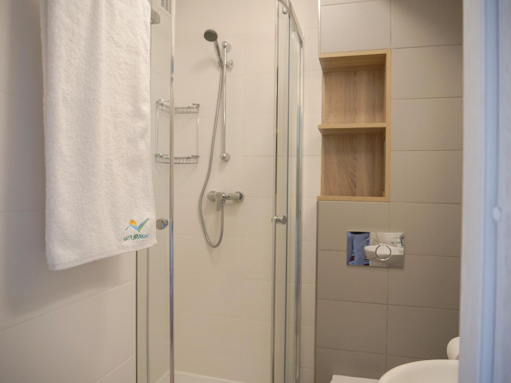 Double Room with Balcony - Photo 7