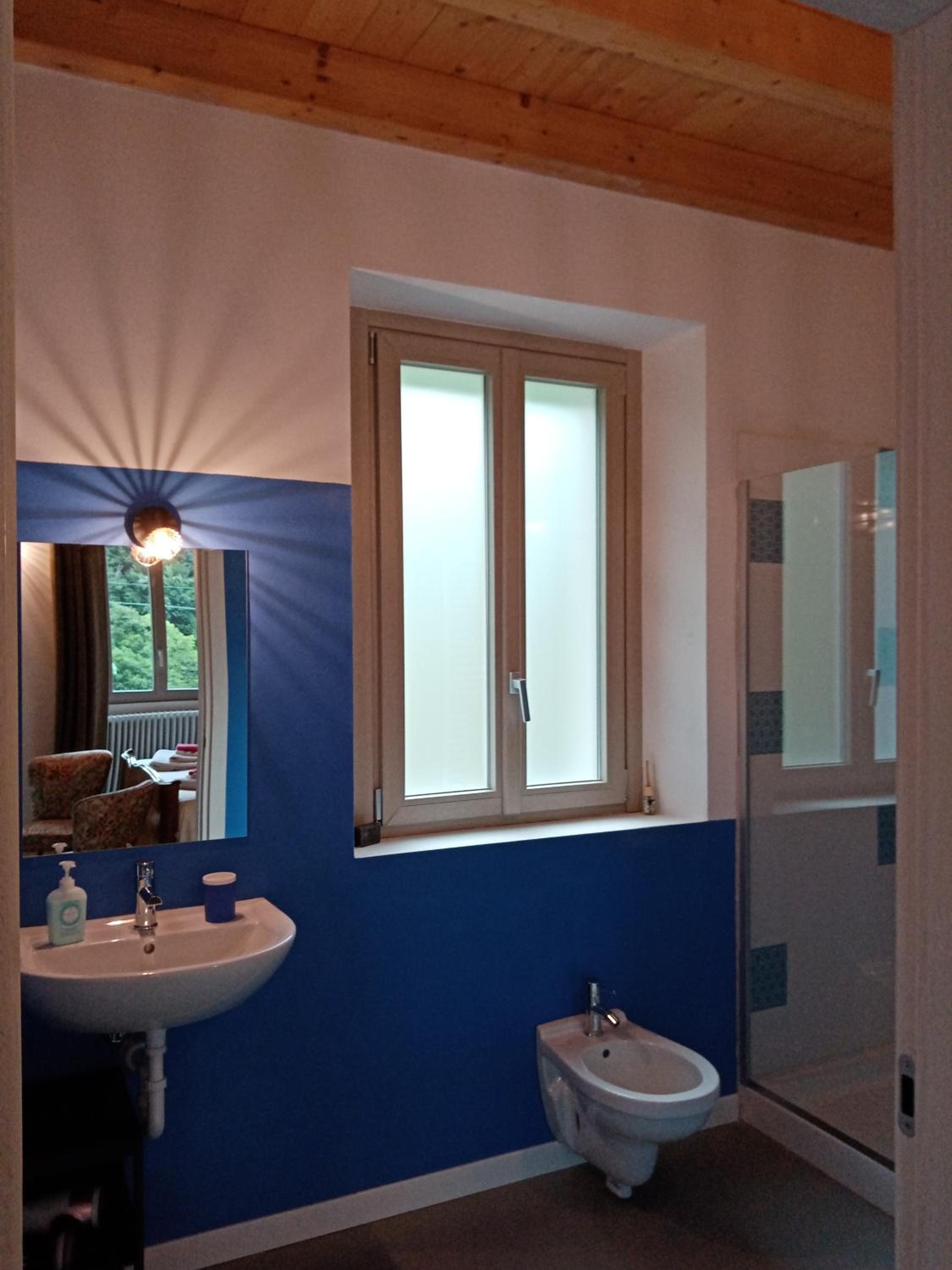 Deluxe Double Room (2 Adults + 1 Child) - Photo 9