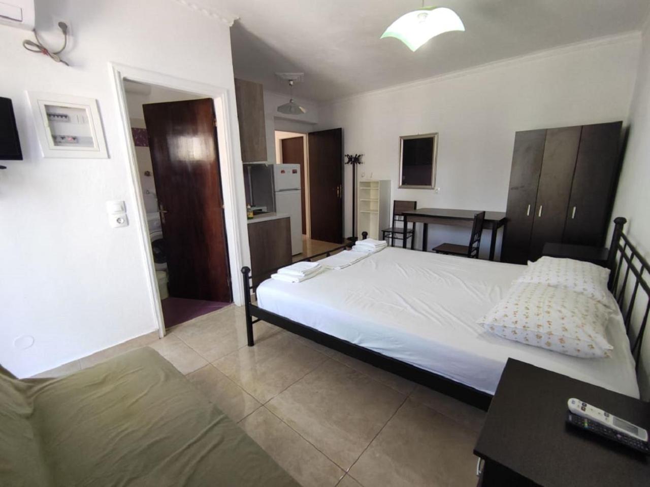 Economy Double Room - Photo 9