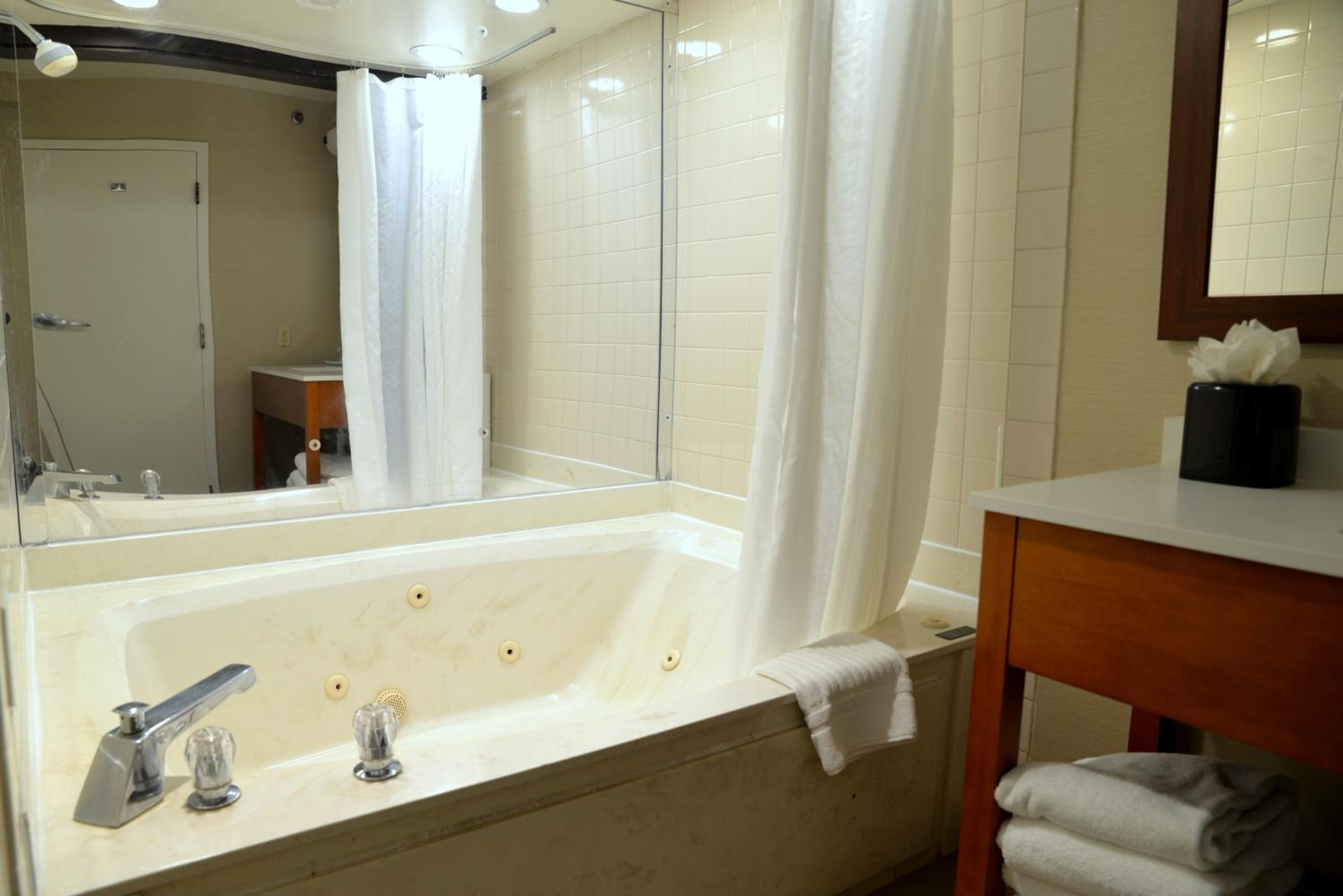 Superior King Suite - Non-Smoking - Photo 5