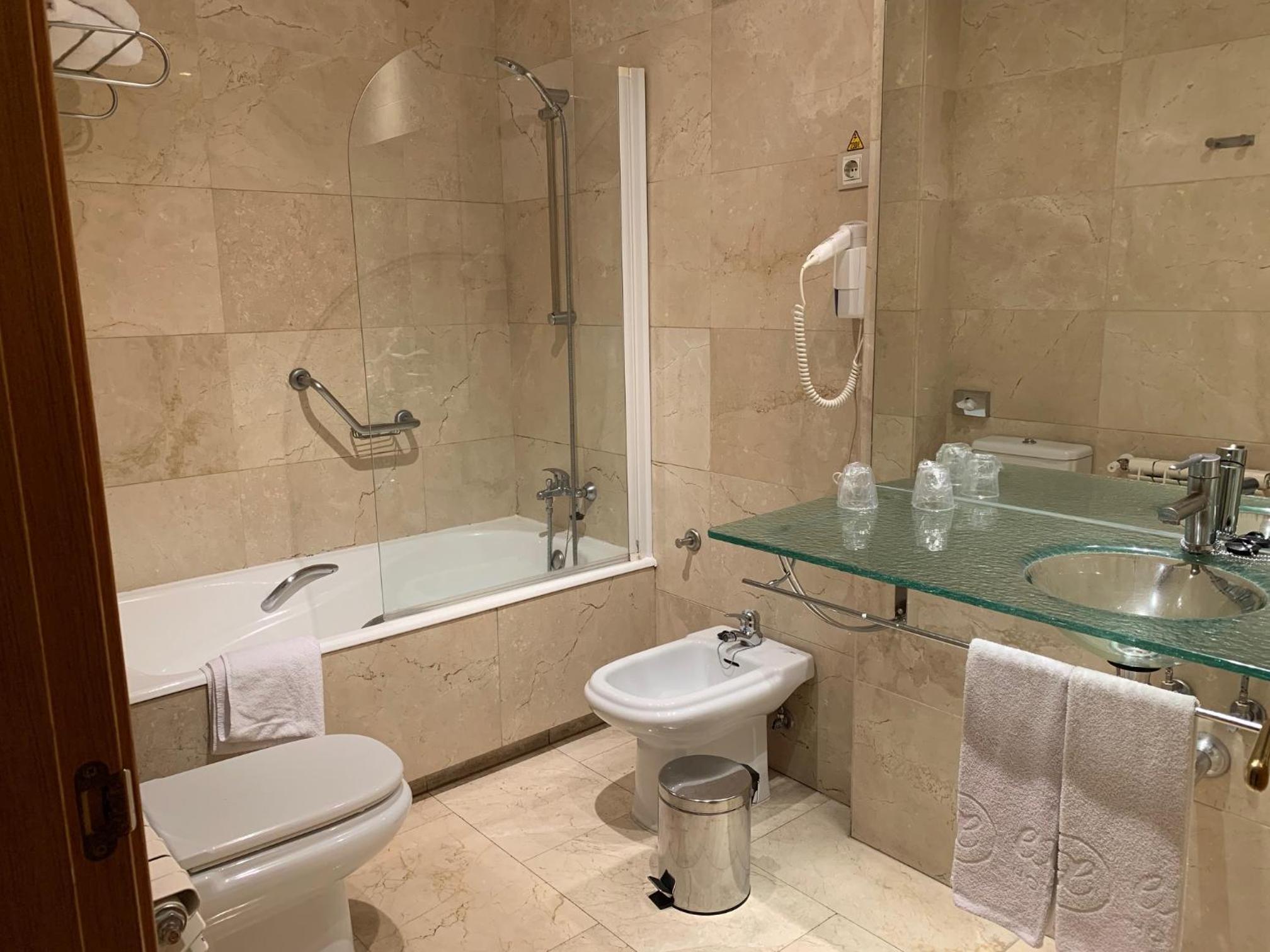 Double or Twin Room - Photo 4