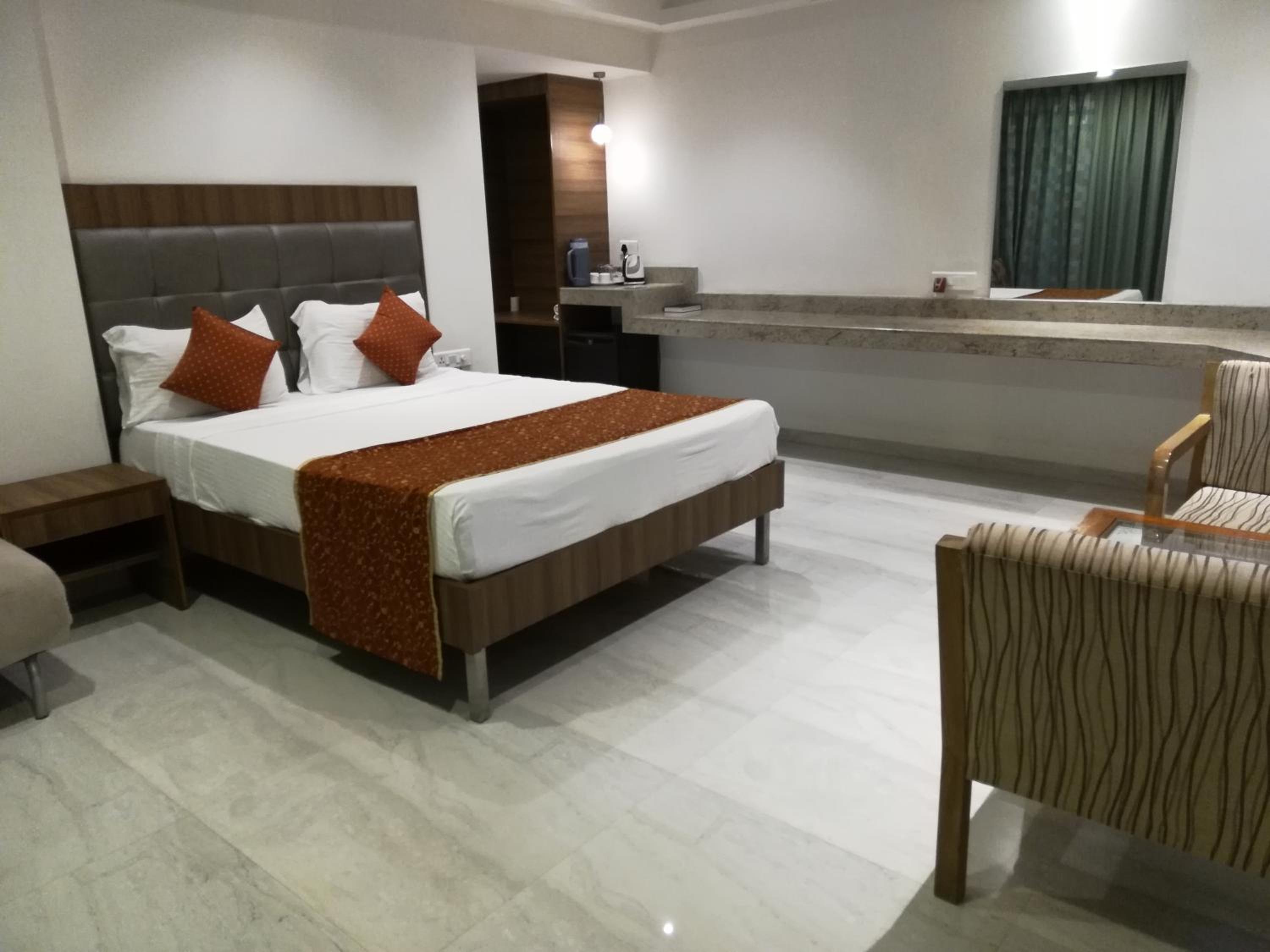 Deluxe Garden Facing Room