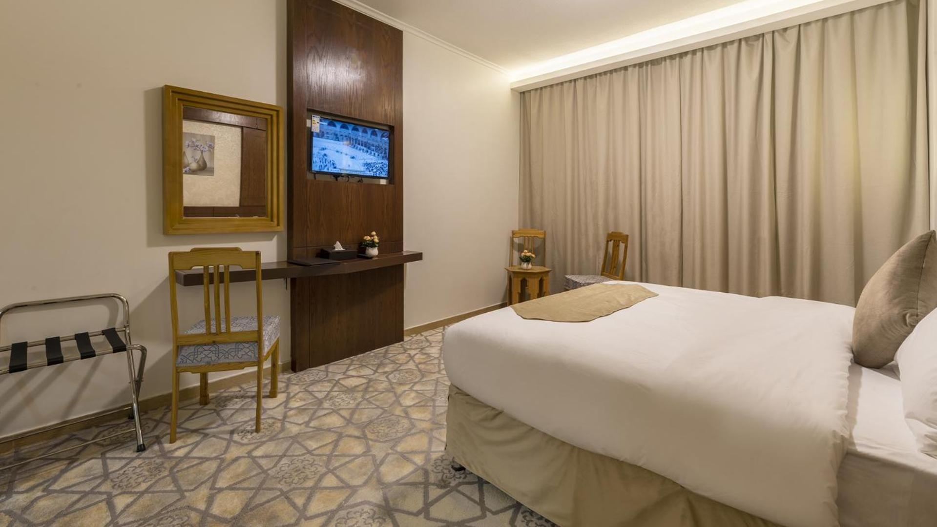 Deluxe King Room with Sofa Bed photo 3
