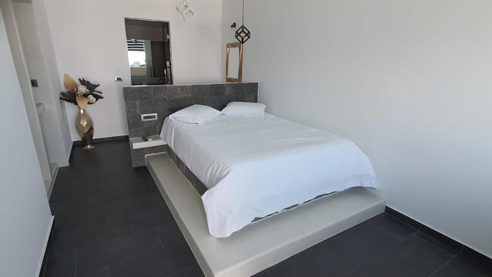 Deluxe Cave Suite with outdoor Hot Tub and Caldera View photo 2