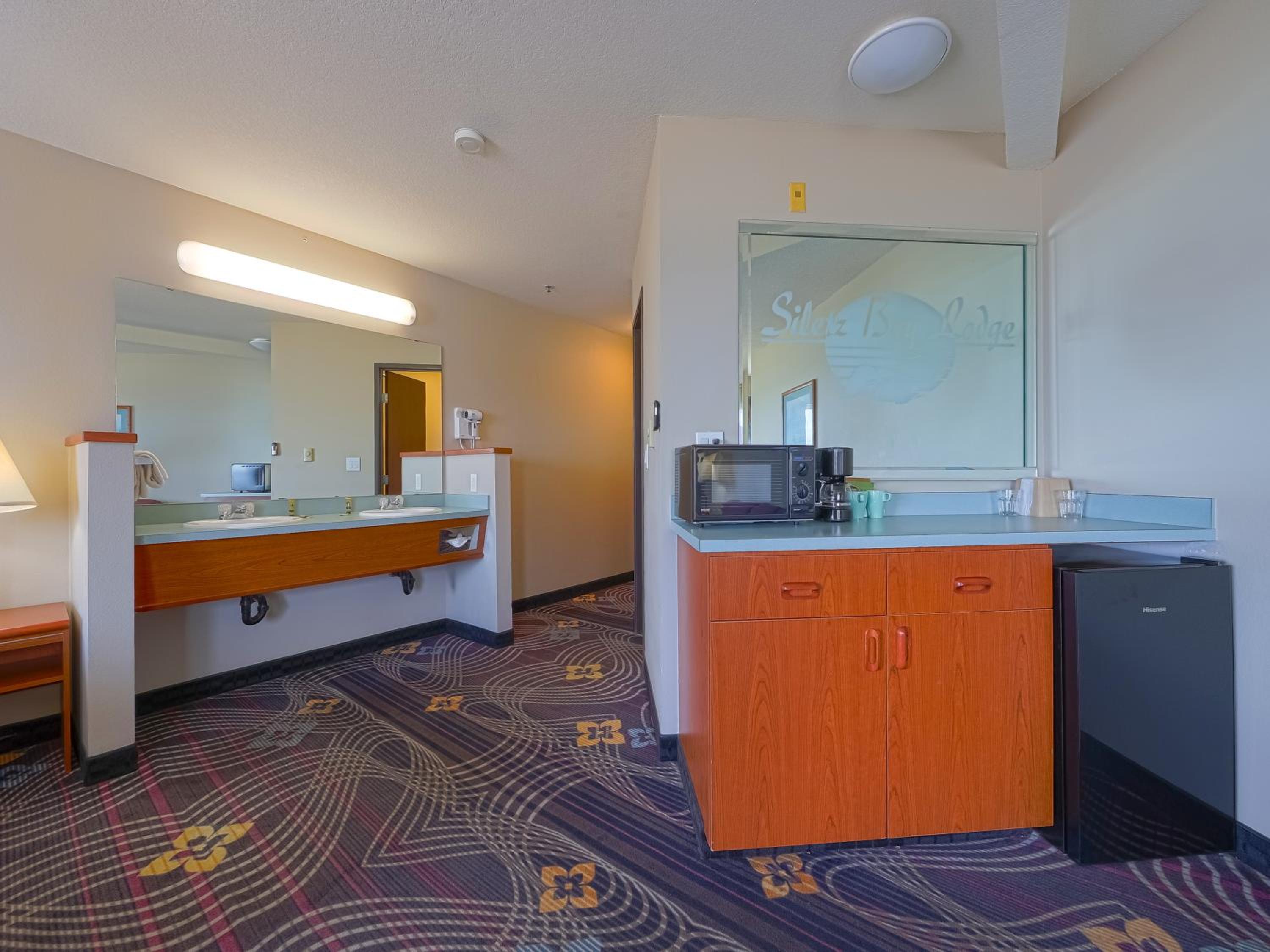 Luxurious King Suite with Jetted Tub and Balcony- Ocean view - Photo 8