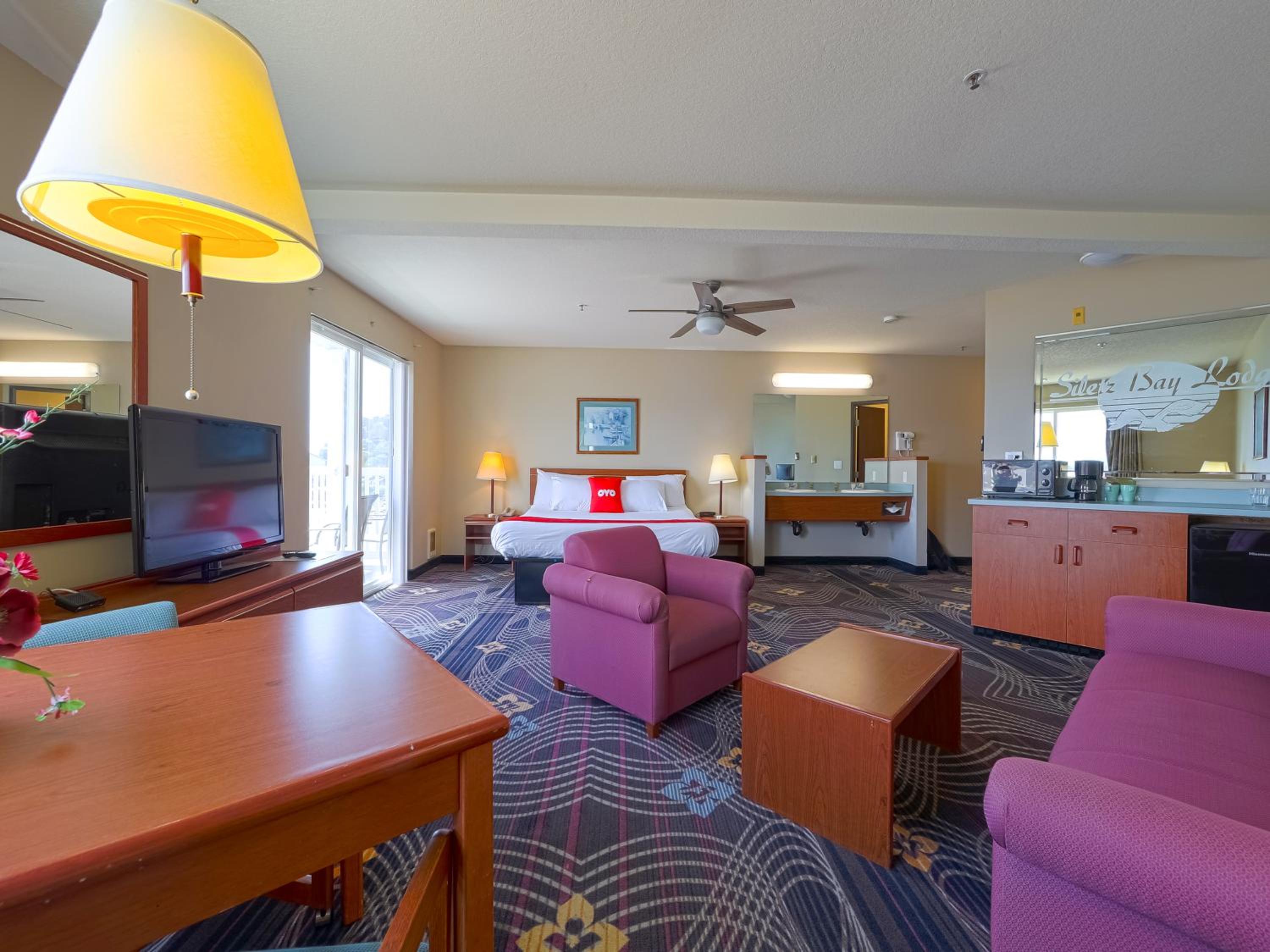 Luxurious King Suite with Jetted Tub and Balcony- Ocean view - Photo 5