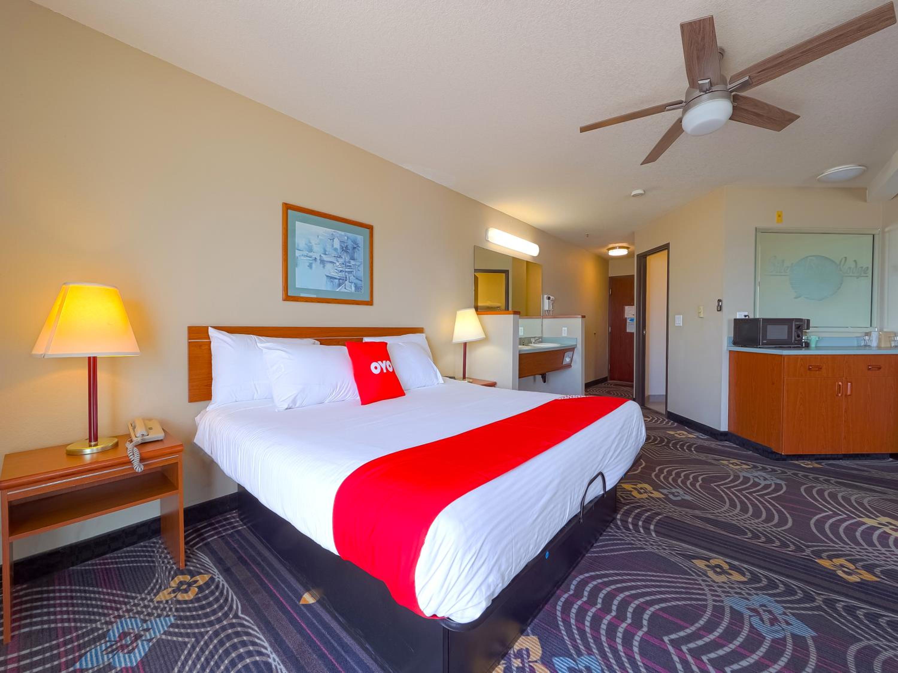 Luxurious King Suite with Jetted Tub and Balcony- Ocean view - Photo 1