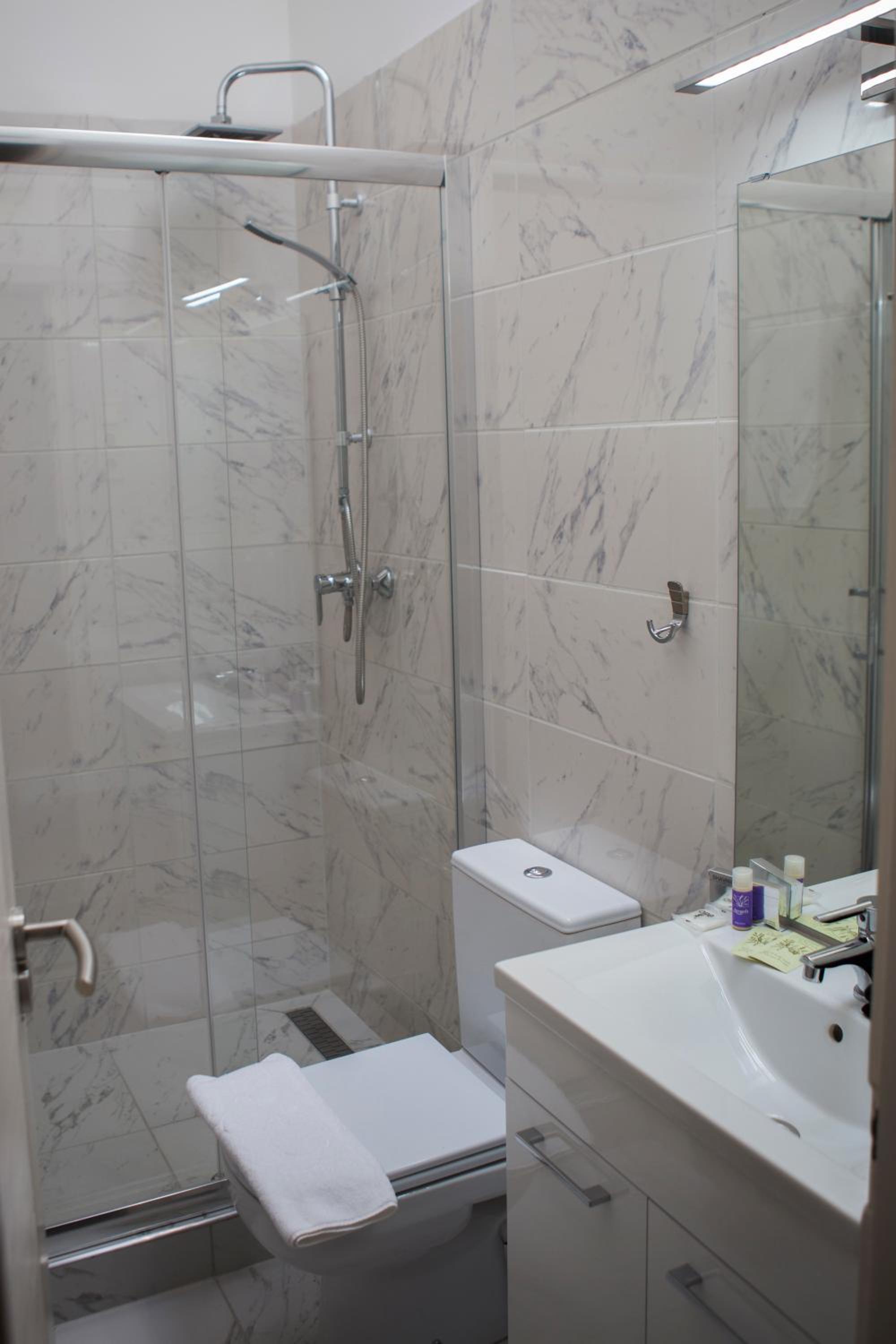 Double Room with Private Bathroom - Photo 8