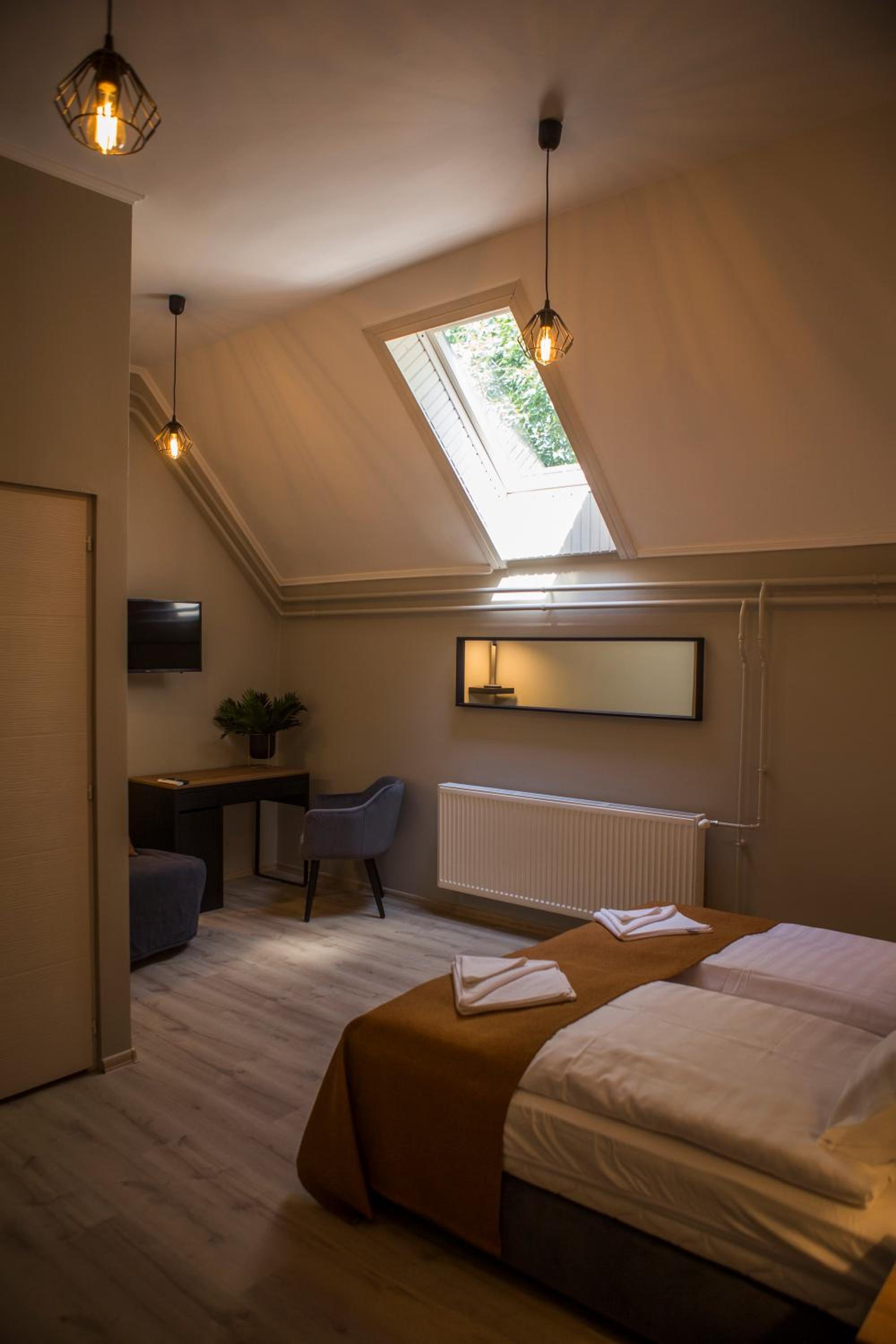 Deluxe Room (2 Adults + 1 Child) - Photo 4
