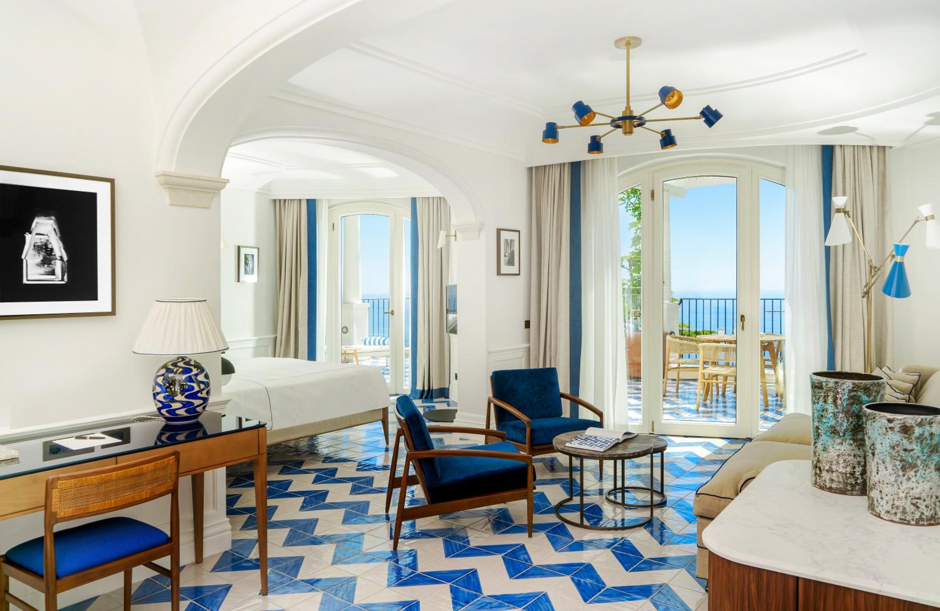 Deluxe Suite with Sea View - Photo 4