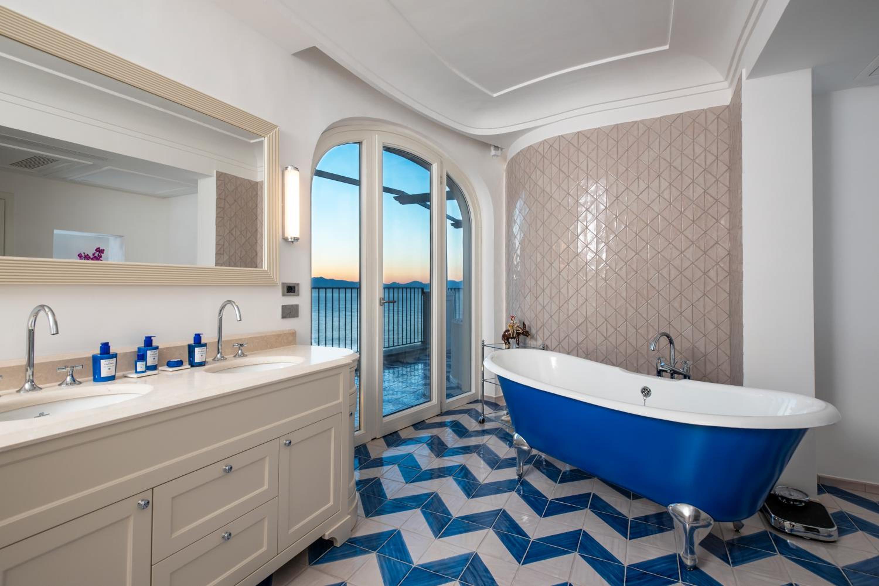 Deluxe Suite with Sea View - Photo 11