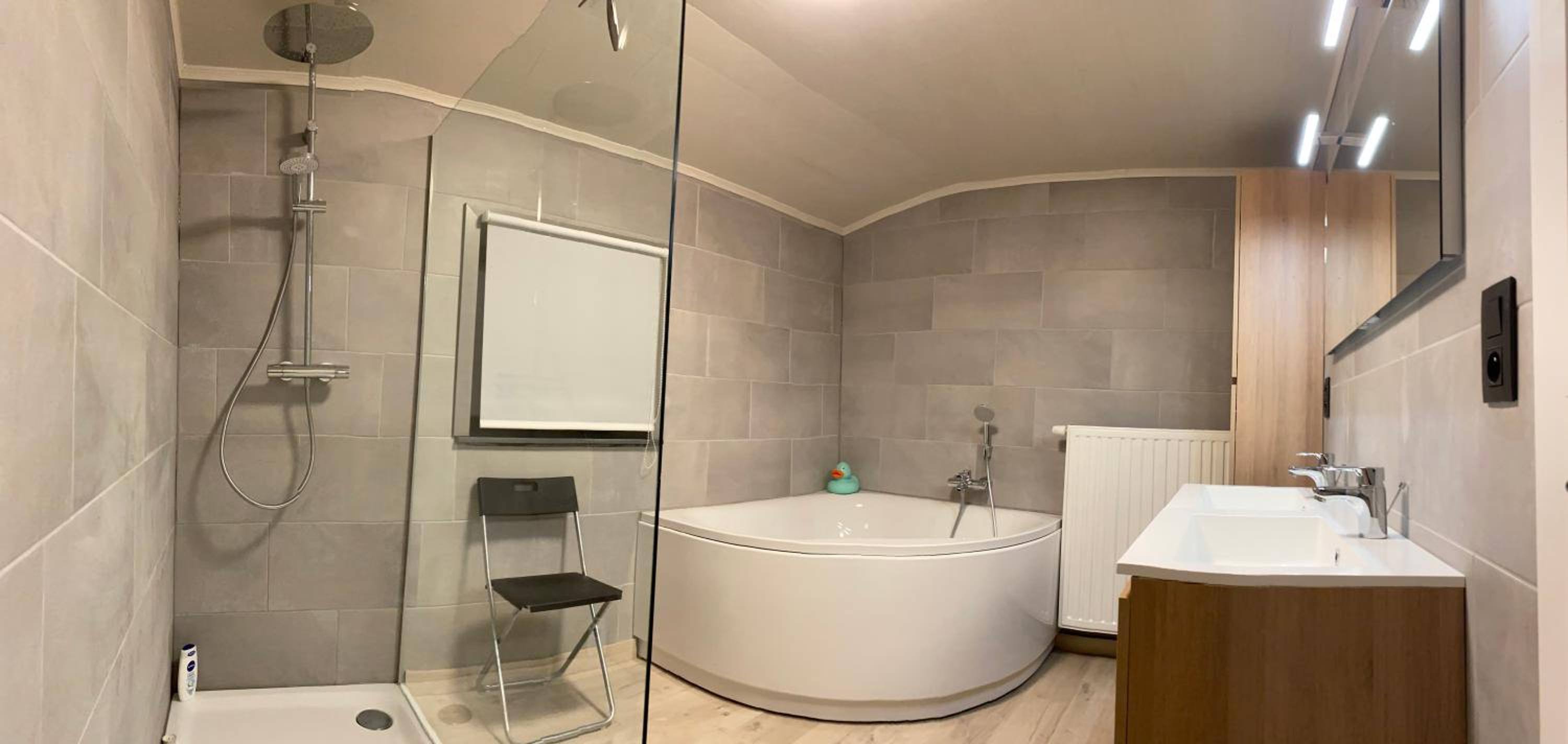 Five-Bedroom House photo 3