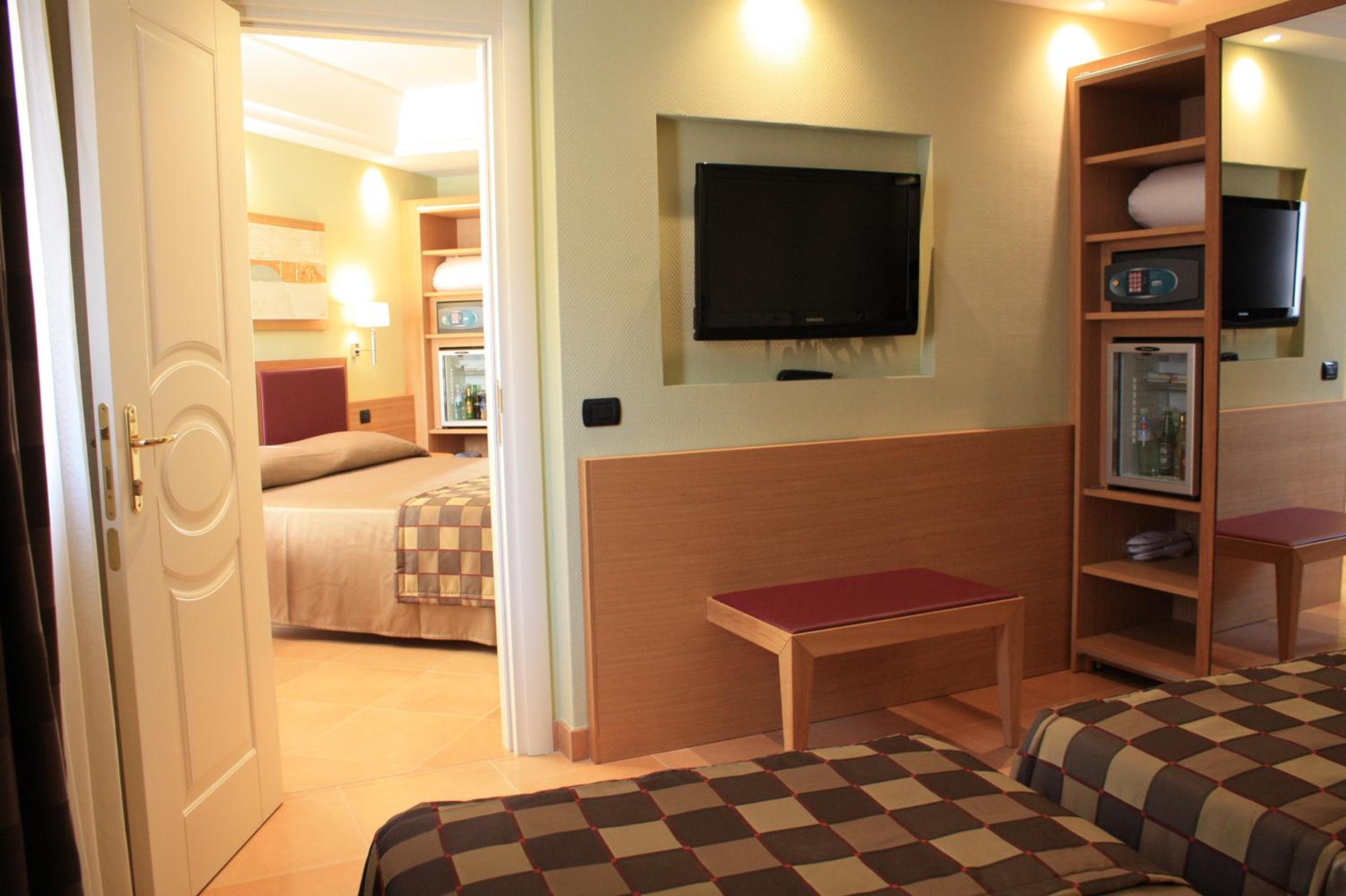 Two Connecting Rooms - Photo 4