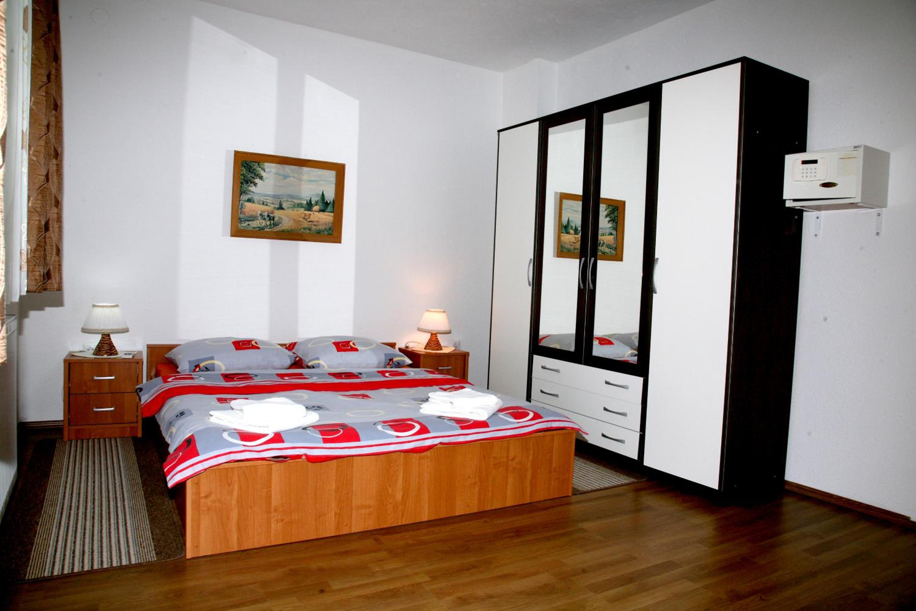 One-Bedroom Apartment - Photo 3