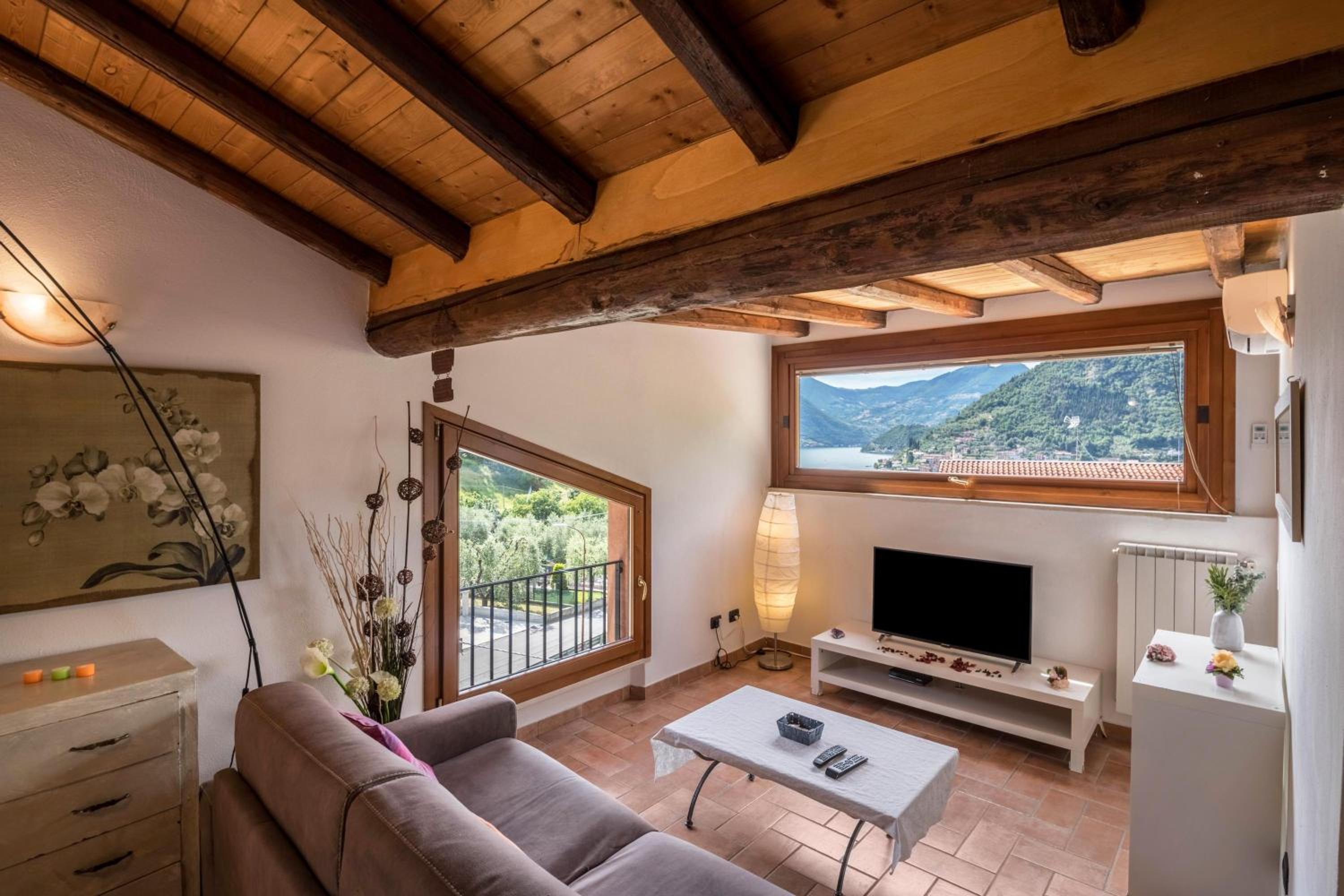 One-Bedroom Apartment with Lake View photo 1