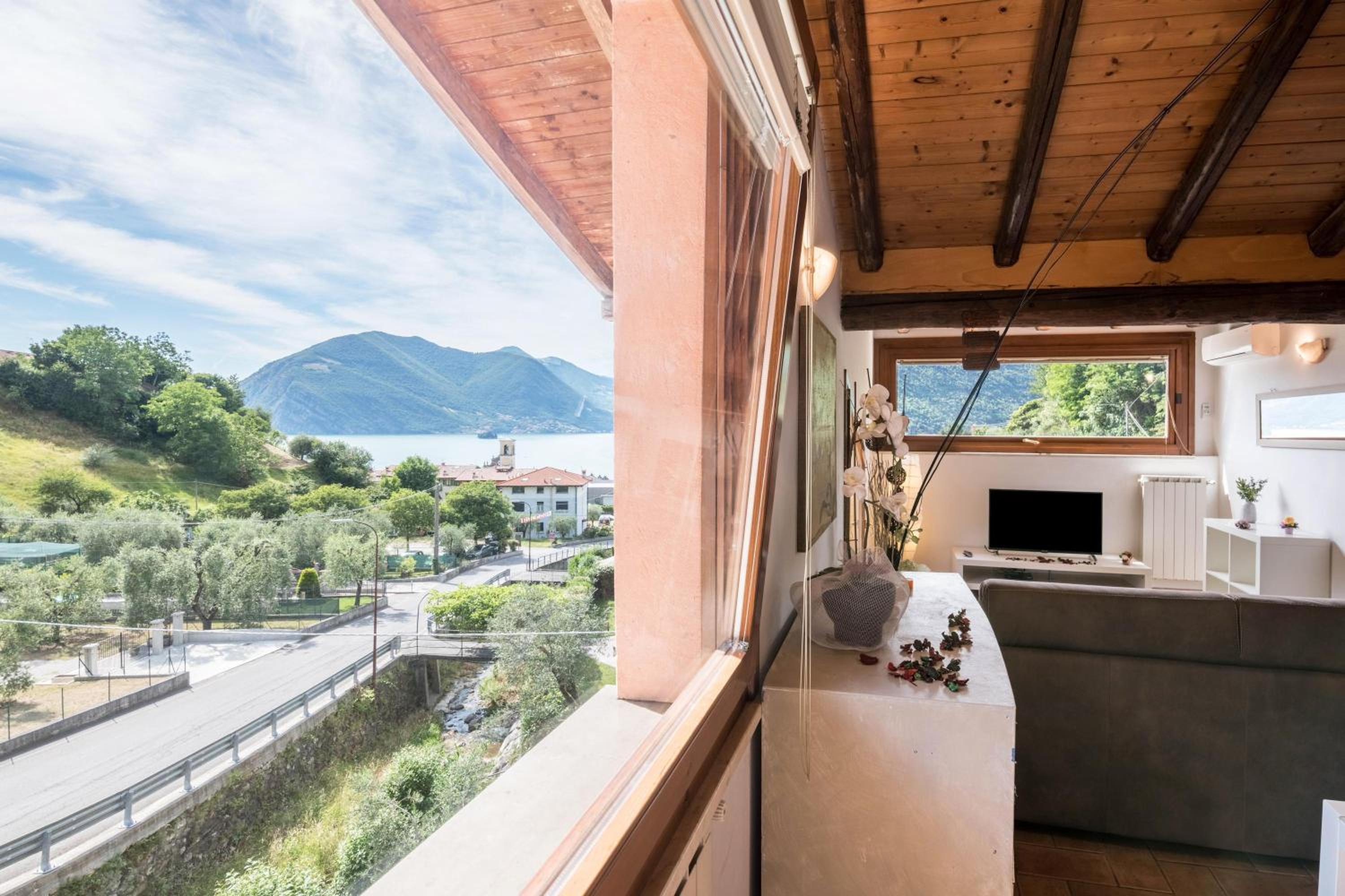One-Bedroom Apartment with Lake View photo 3