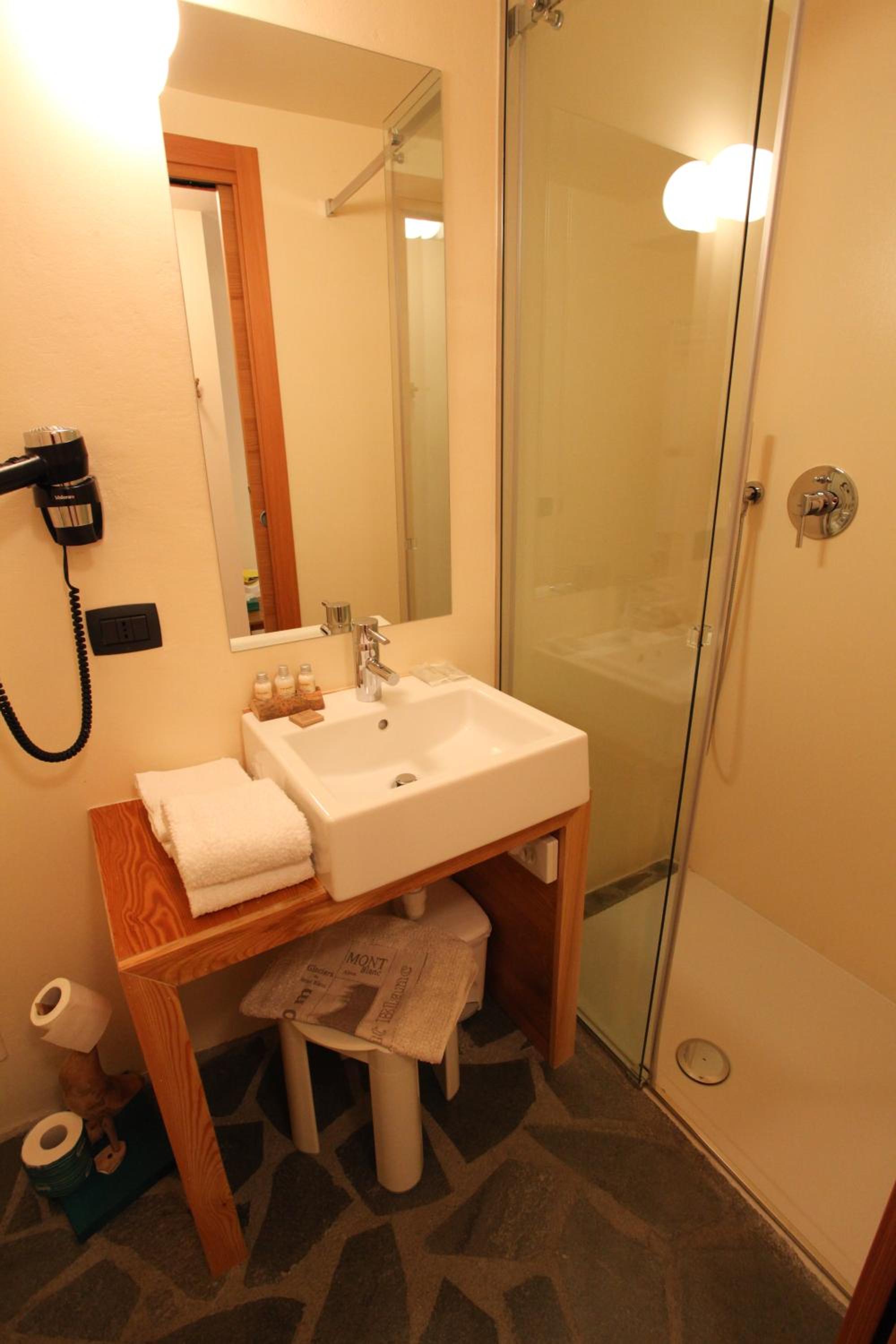 Standard Double or Twin Room - Photo 2