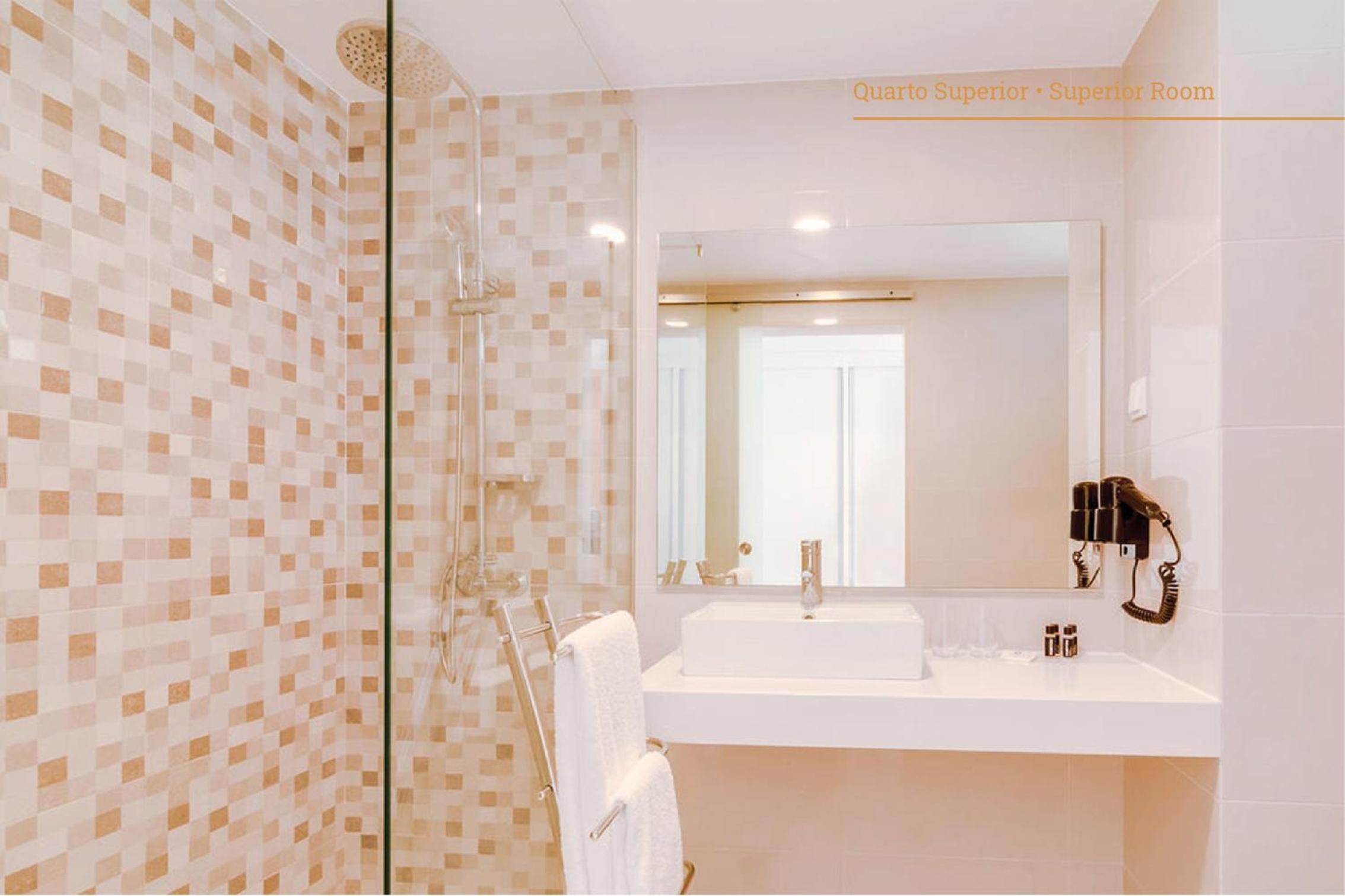 Superior Twin Room thumbnail 5