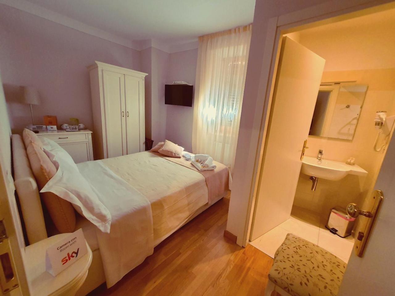 Small Double Room photo 1