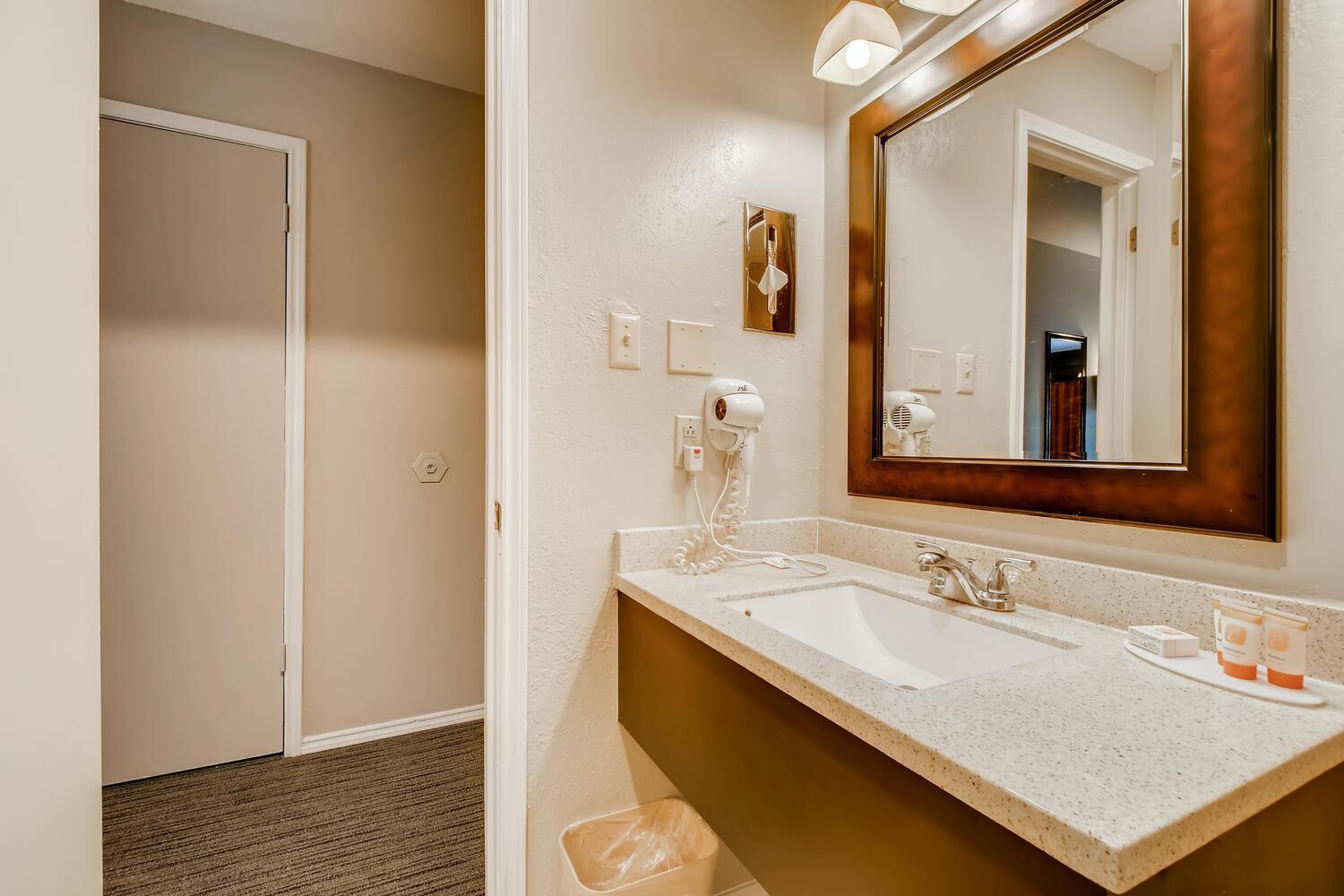 King Room - Non-Smoking - Photo 5