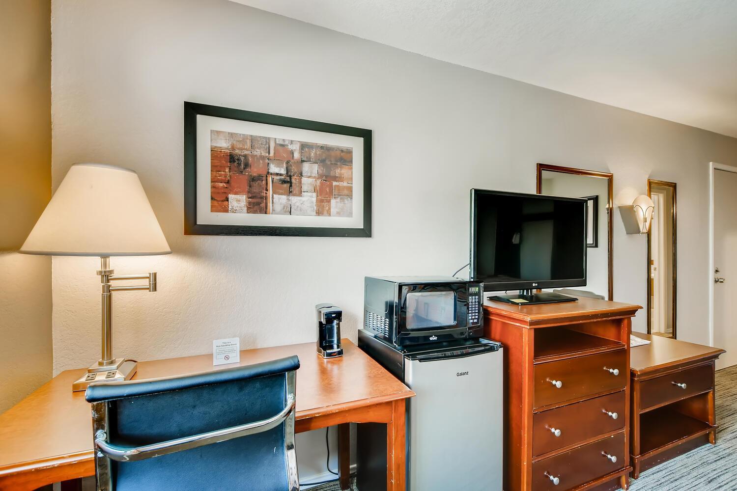 King Room - Non-Smoking - Photo 1