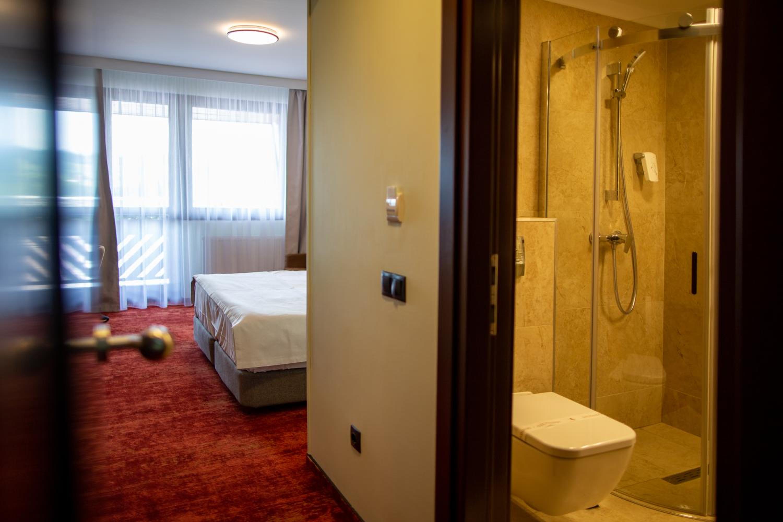 Double or Twin Room with Balcony - Photo 19