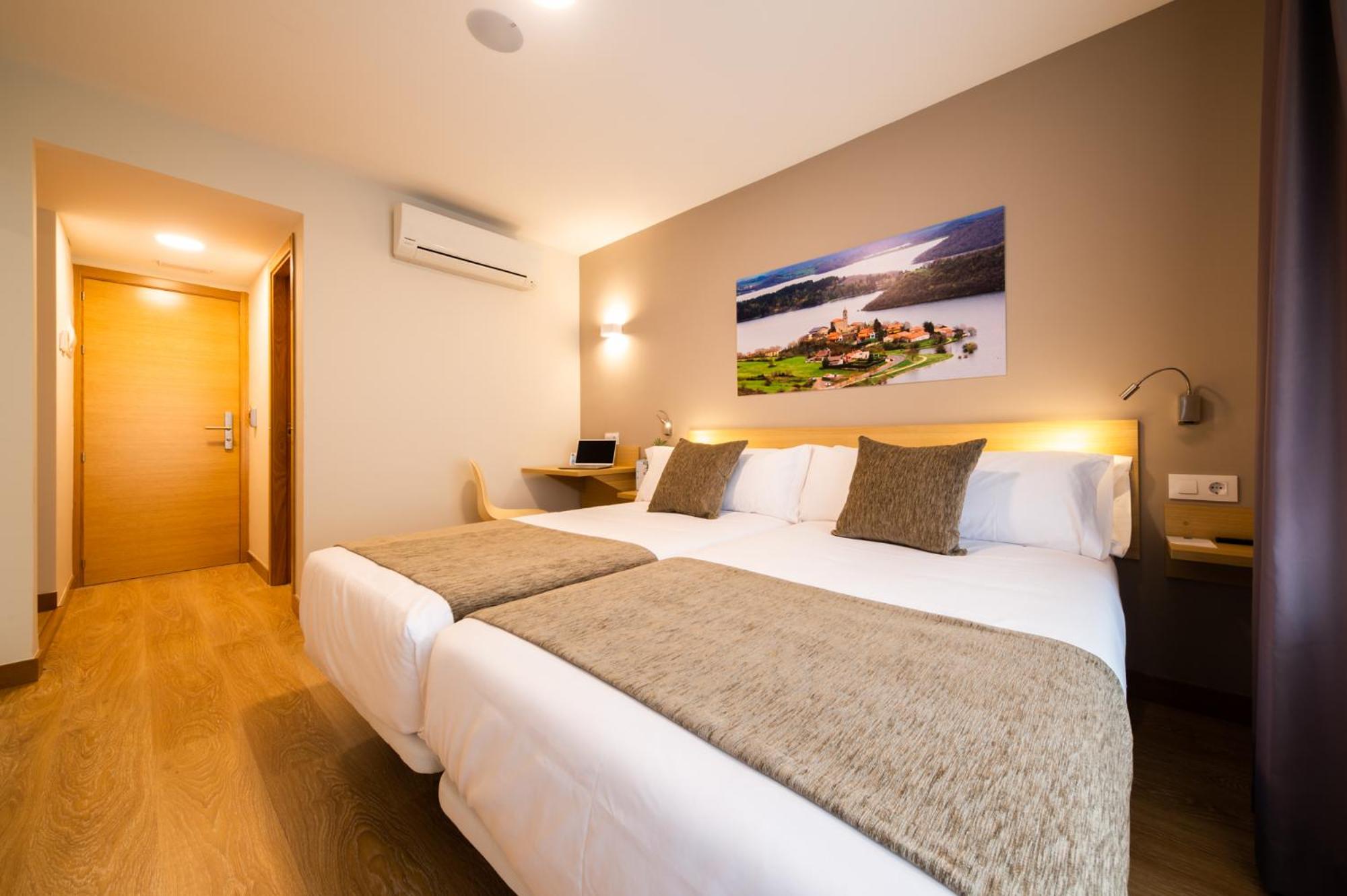 Deluxe Twin Room photo 3
