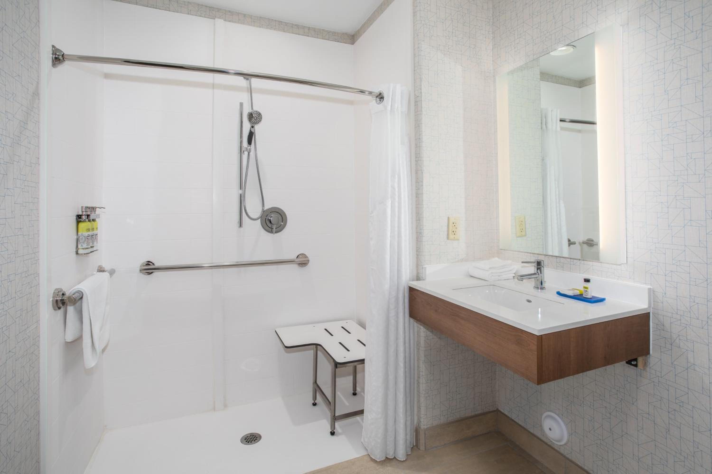 King Room - Mobility Access/Hearing Accessible - Photo 2