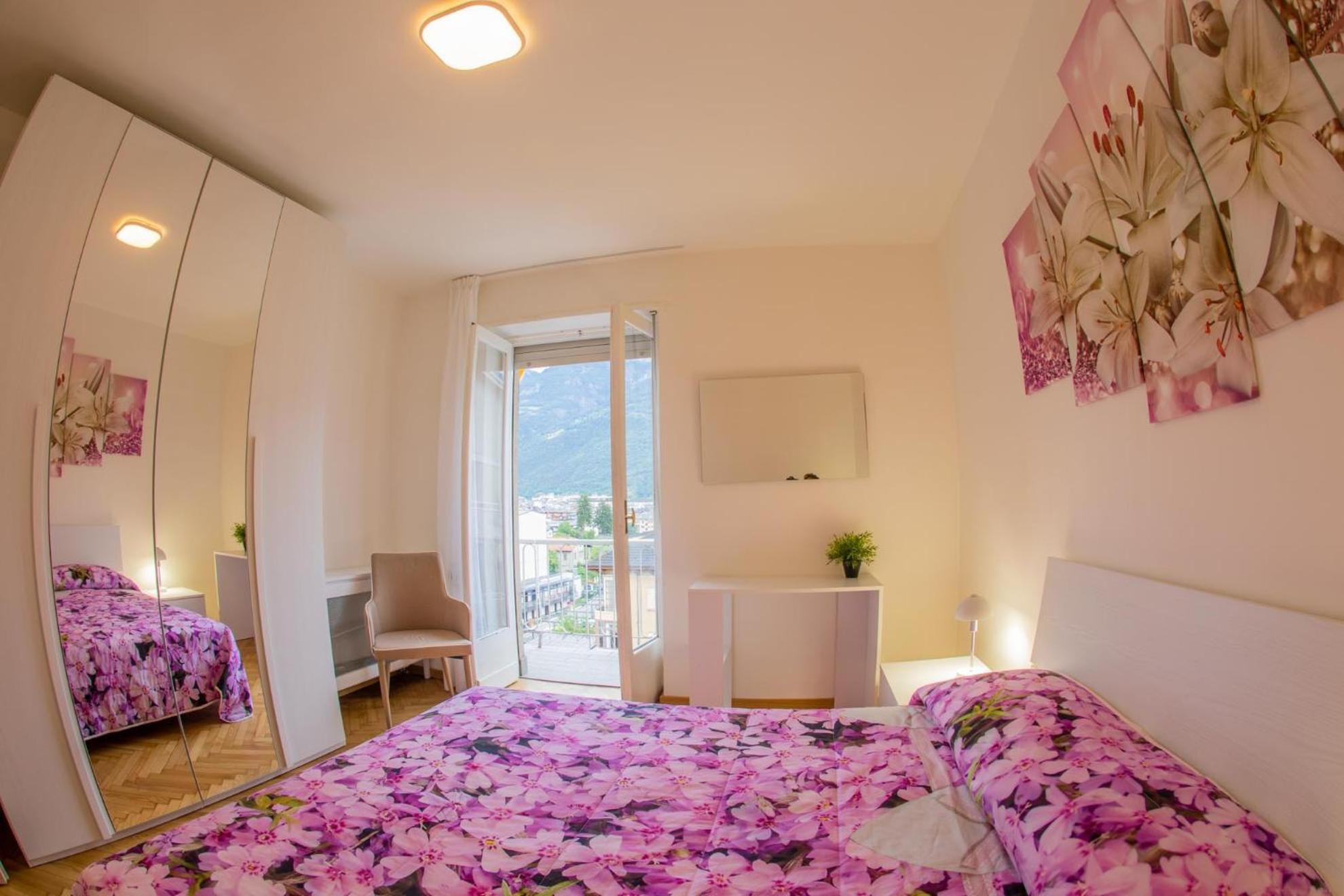Apartment with Mountain View