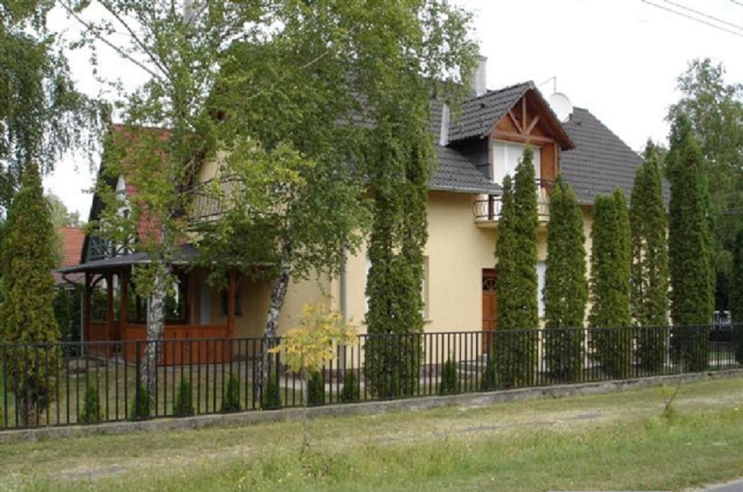 Six-Bedroom House - Photo 25