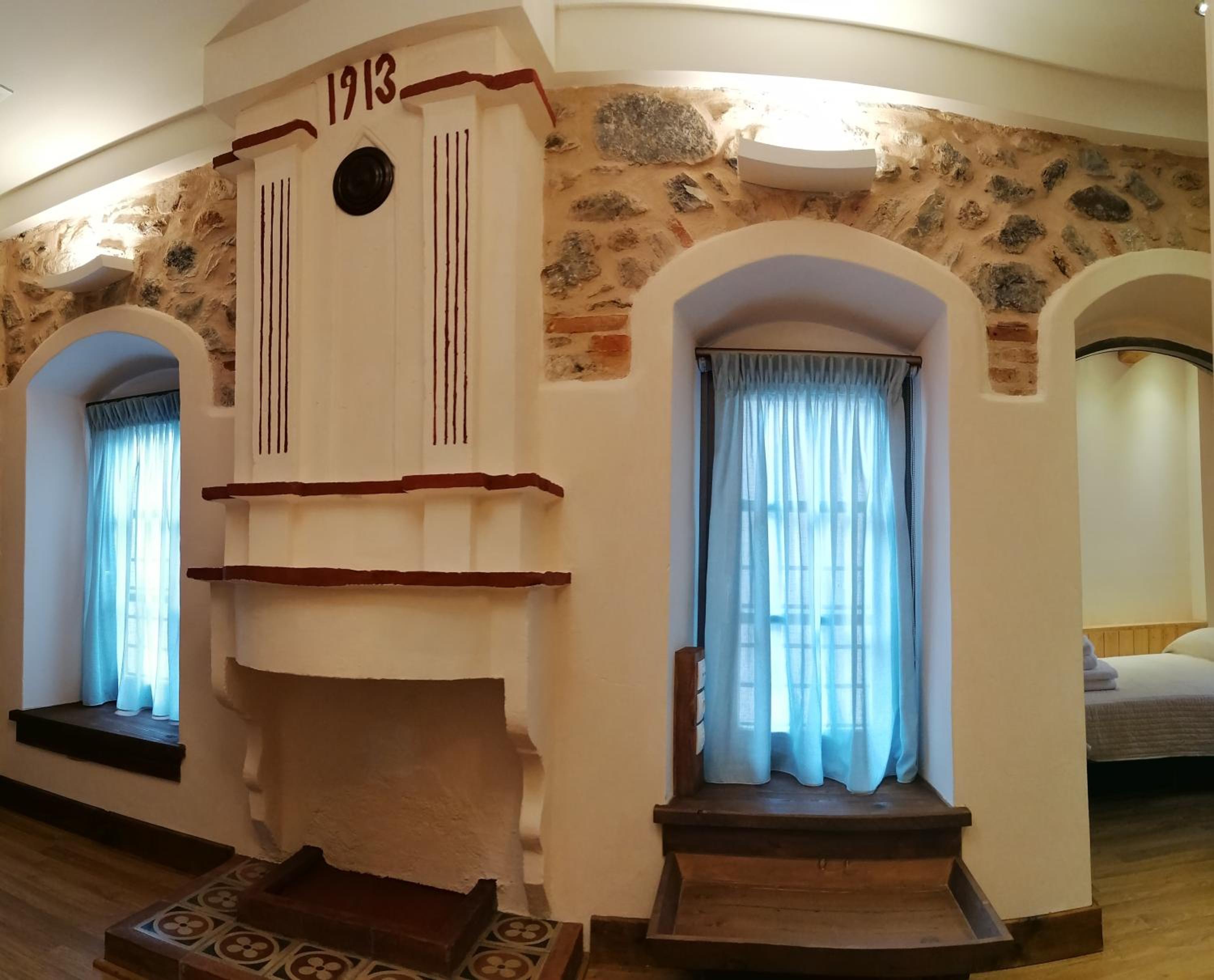 Deluxe Double Room (2 Adults + 1 Child) photo 2
