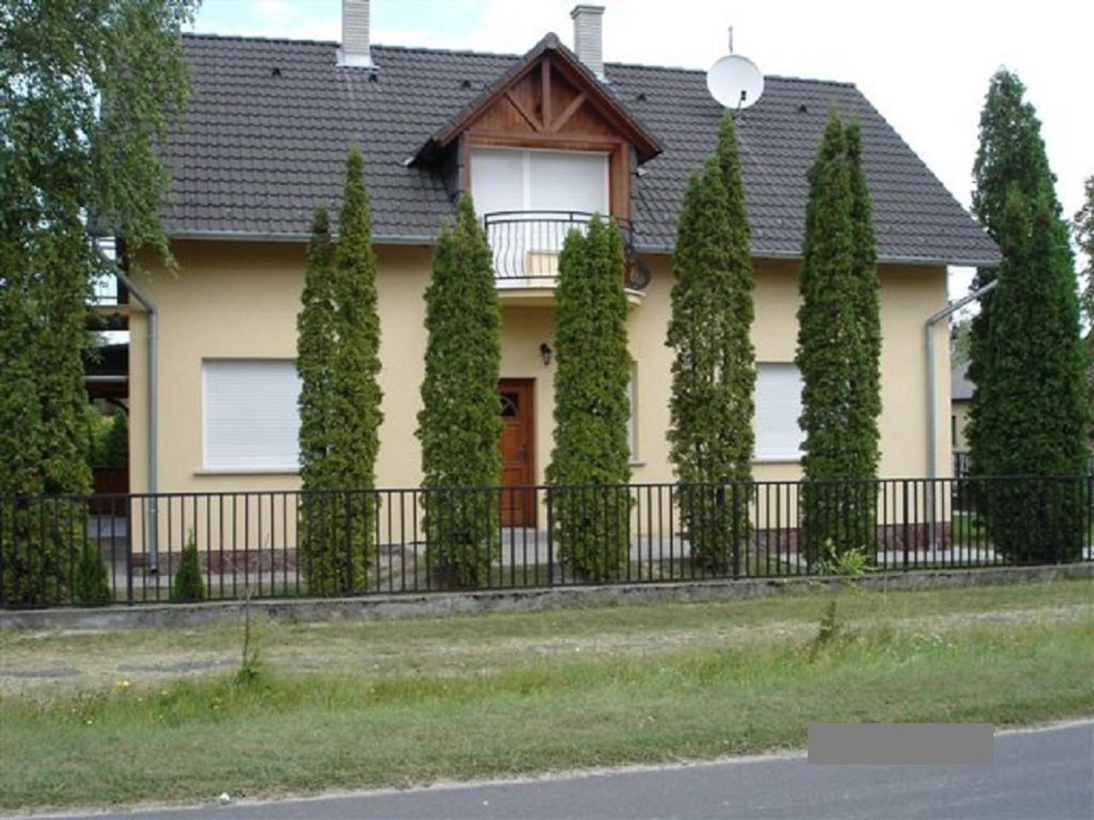 Six-Bedroom House - Photo 23