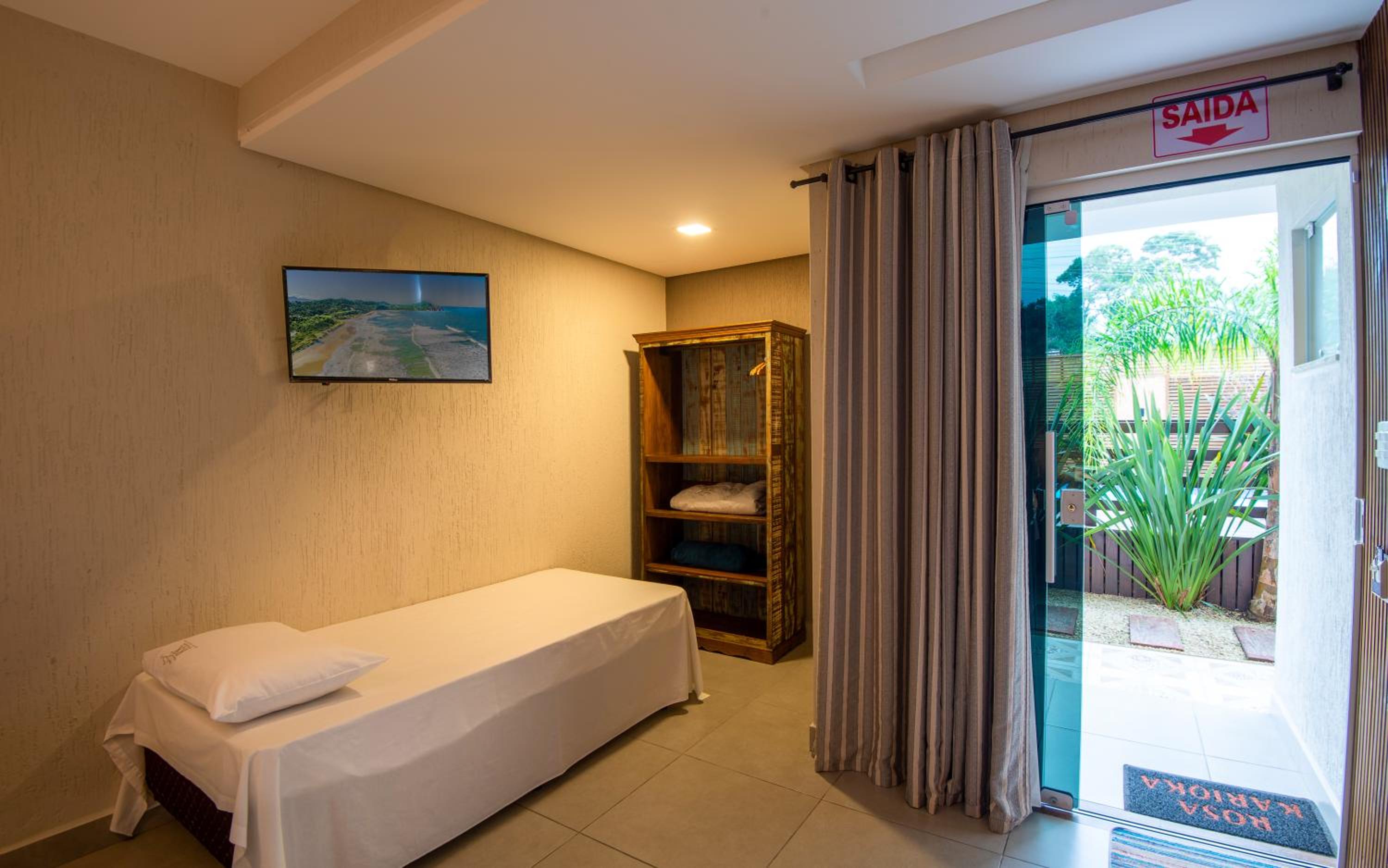 Suite with Pool View - Photo 10