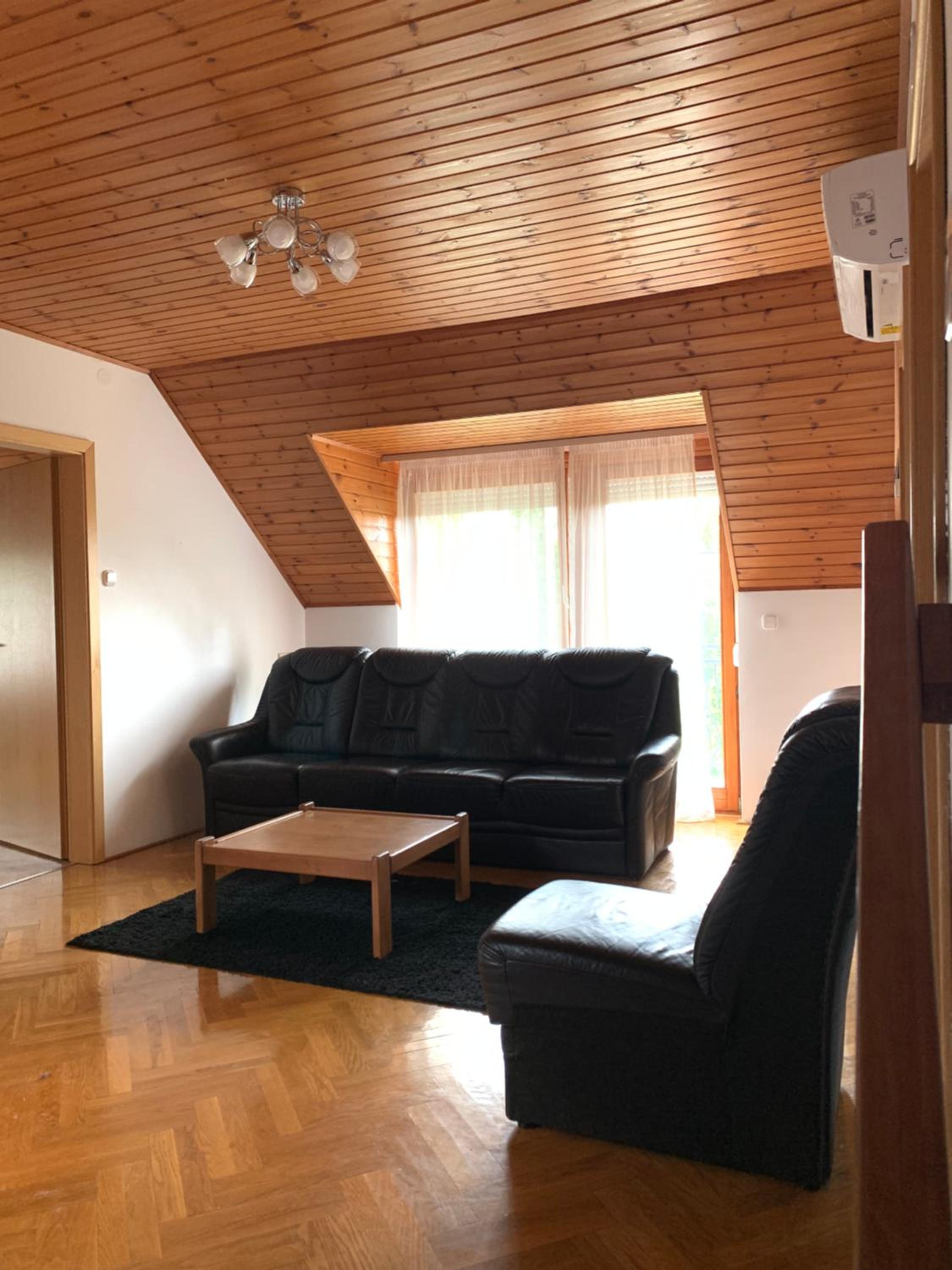 Six-Bedroom House - Photo 22