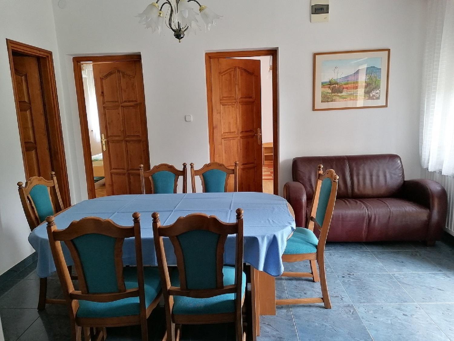 Six-Bedroom House - Photo 9