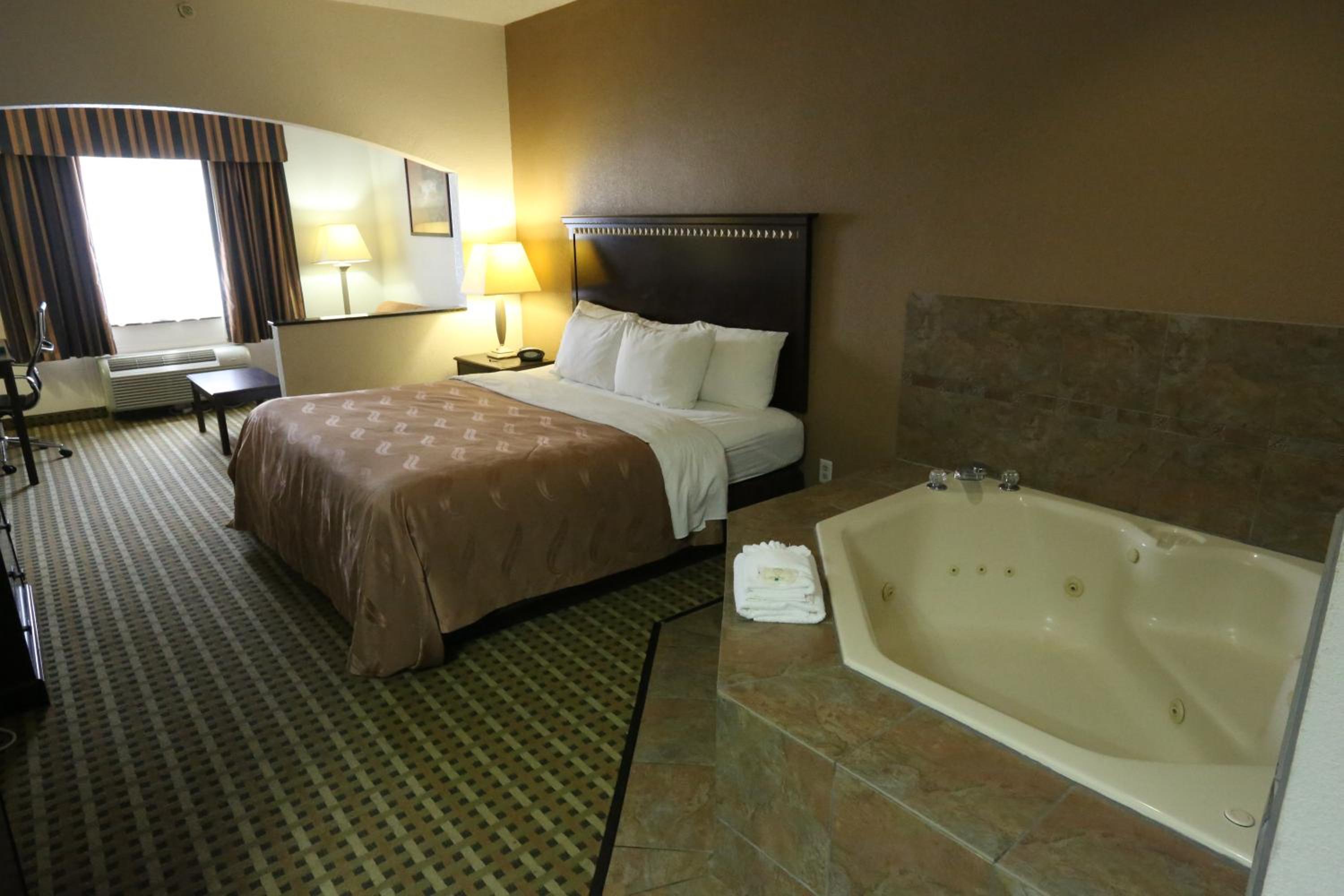 King Suite - Whirlpool - Non-Smoking  - Photo 4