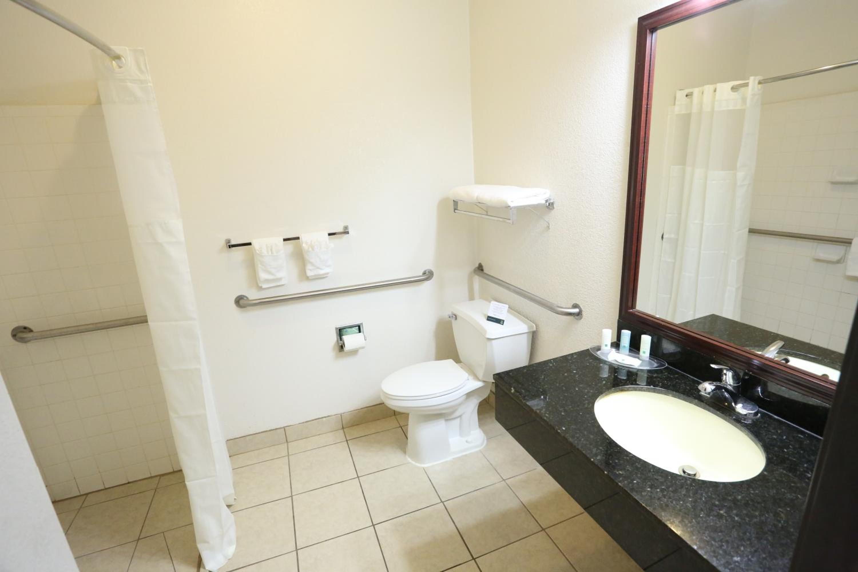 Suite with Two Queen Beds - Accessible/Non-Smoking - Photo 4