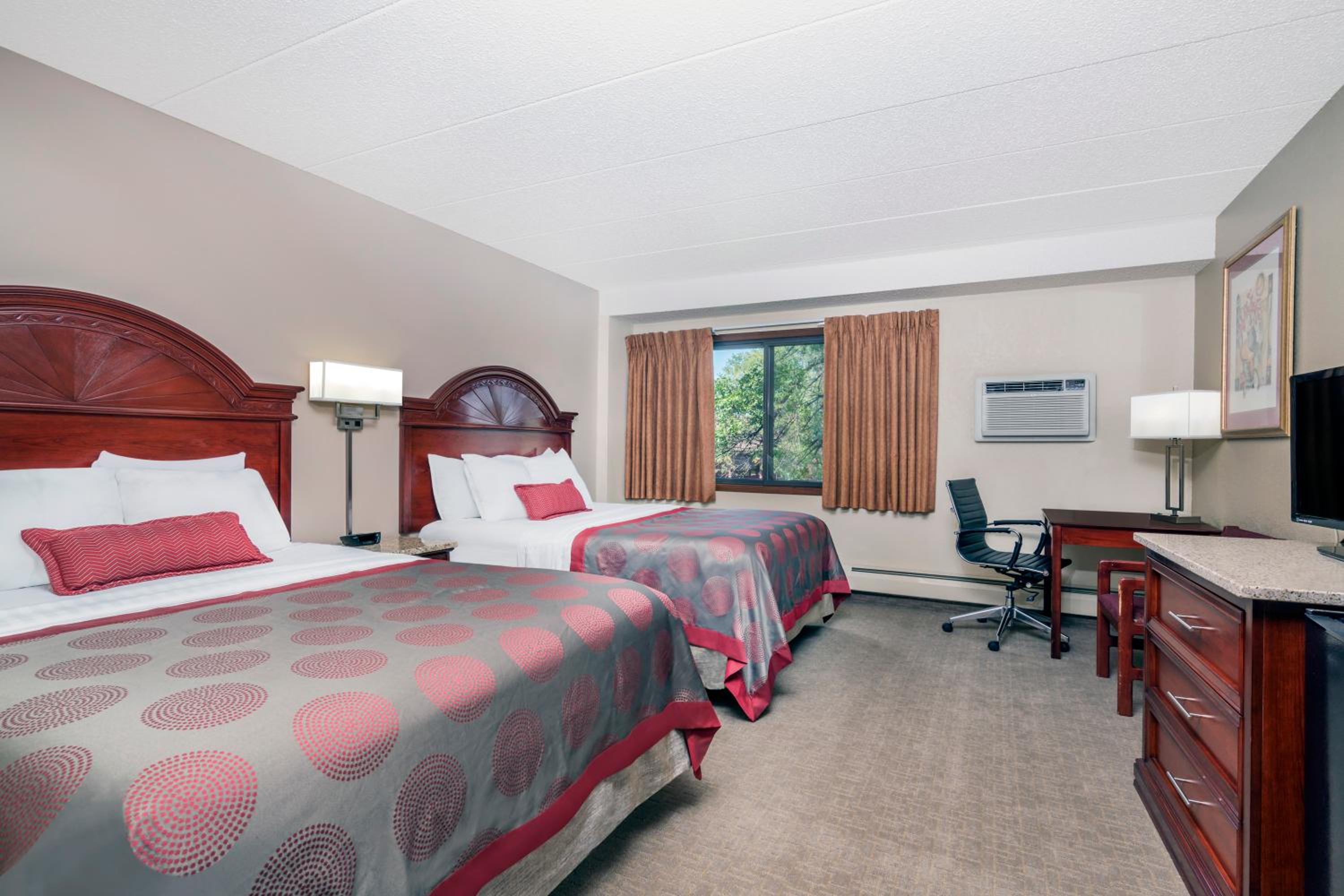 Queen Room with Two Queen Beds - Non-Smoking - Photo 5