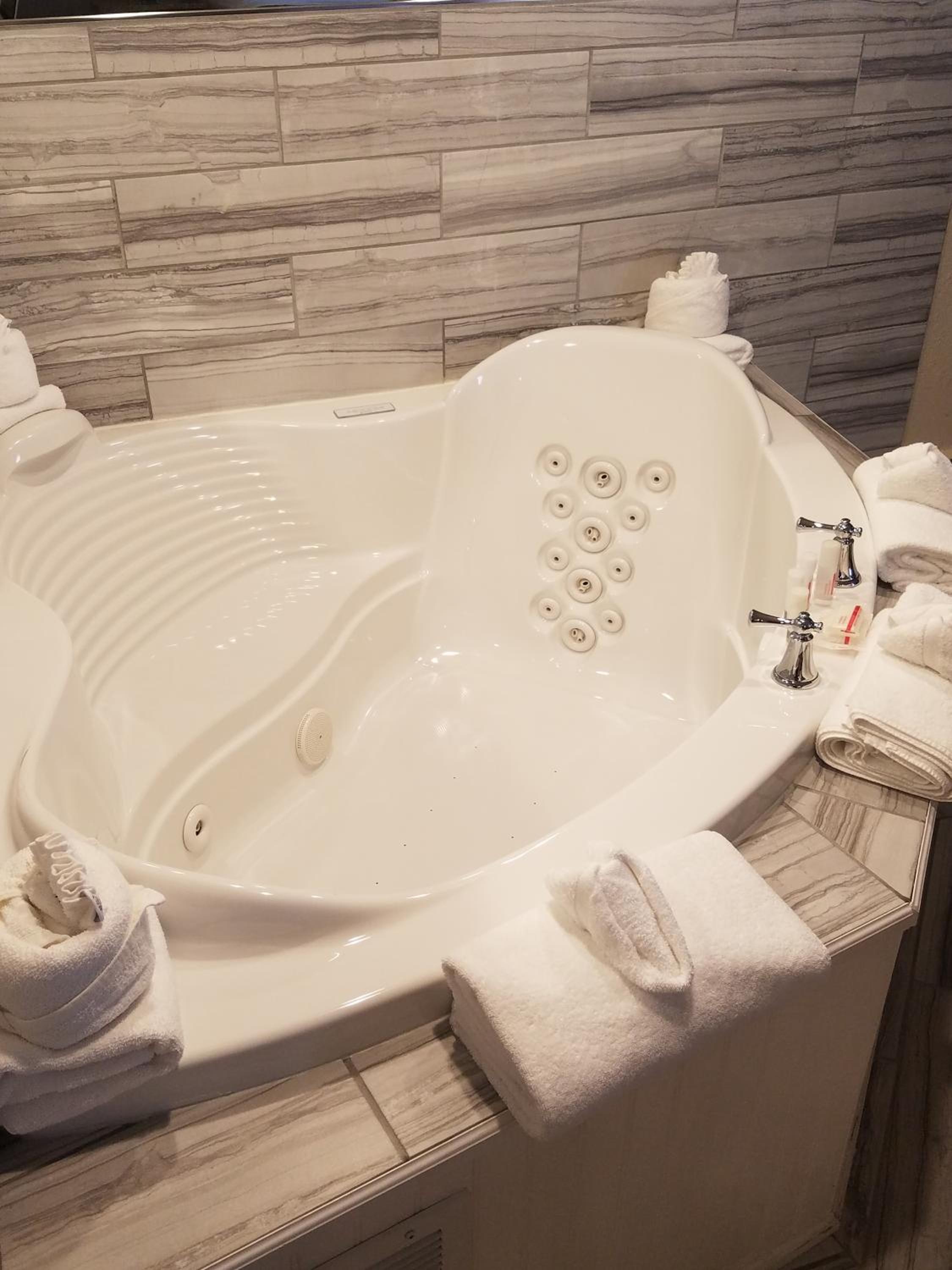 King Suite with Hot Tub - Non-Smoking photo 3