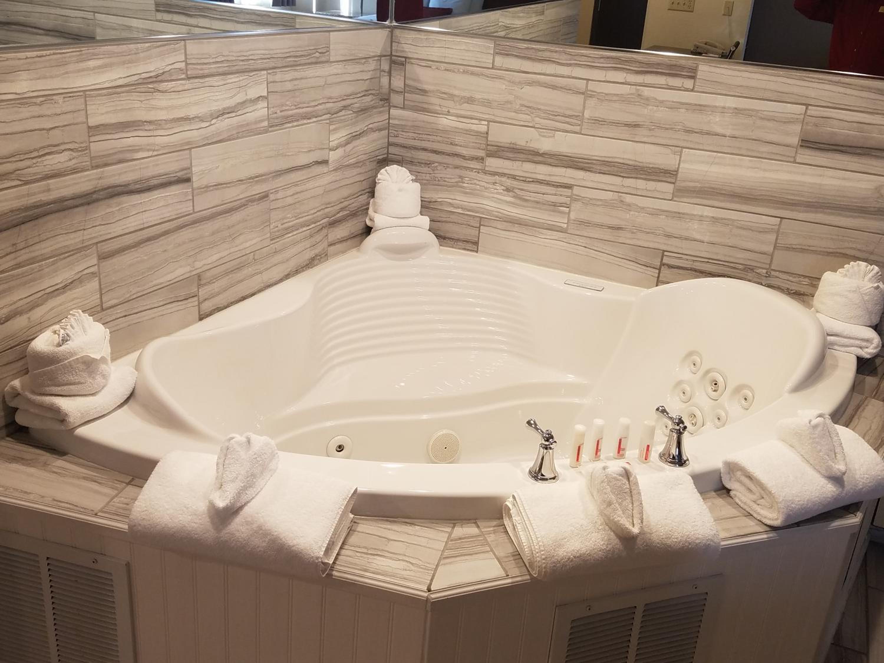 King Suite with Hot Tub - Non-Smoking photo 2