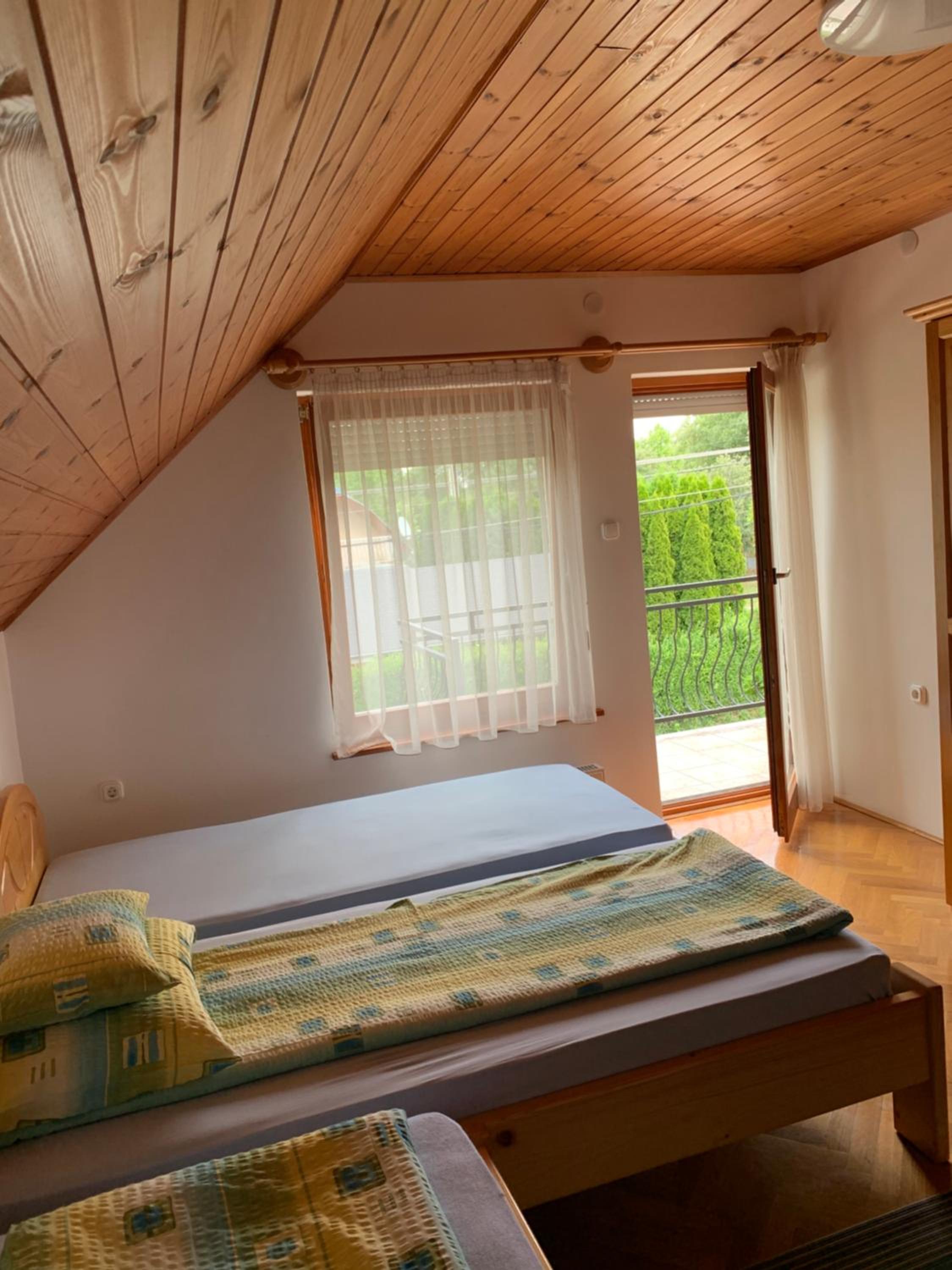Six-Bedroom House - Photo 14