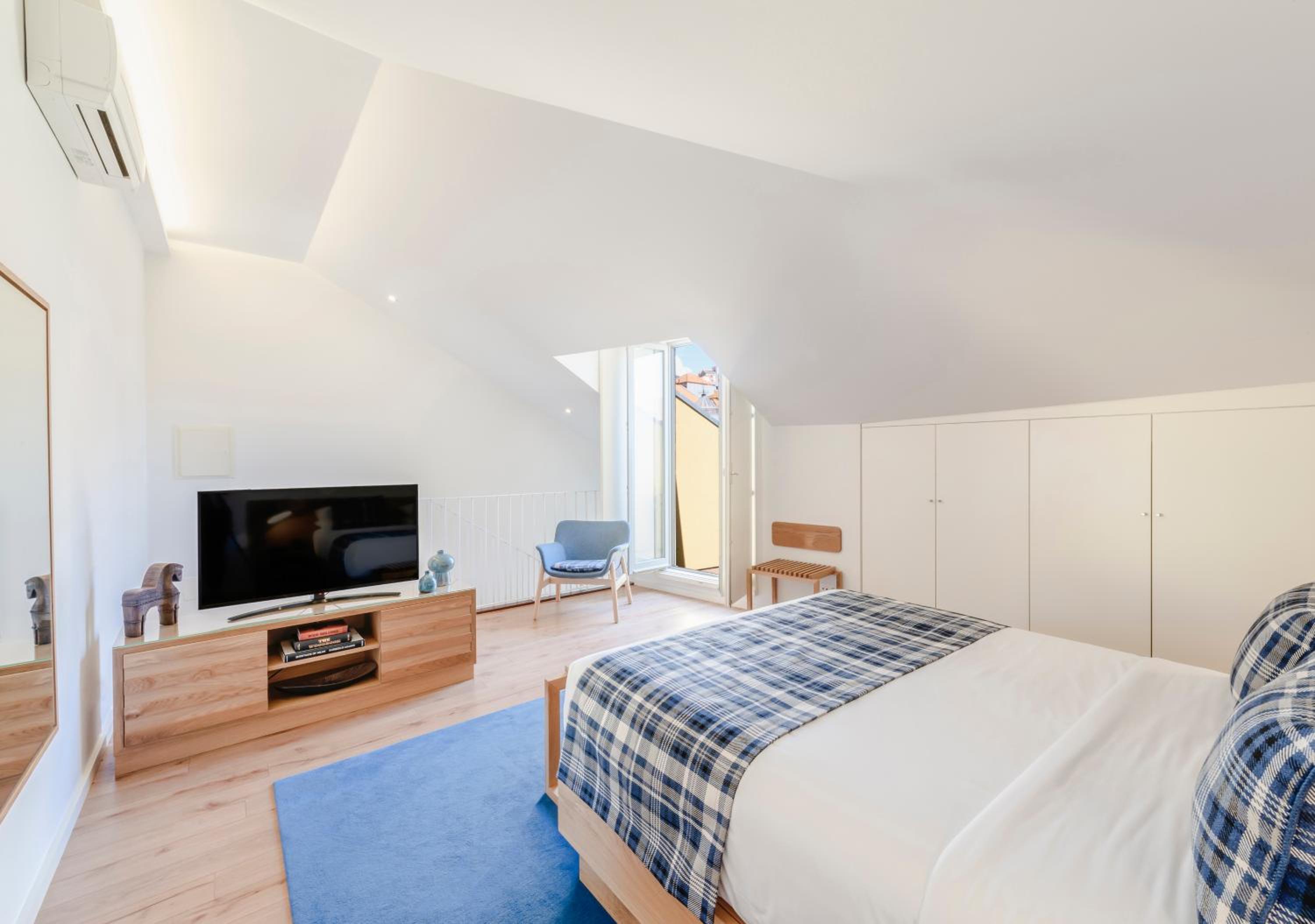 Deluxe One-Bedroom Apartment with City View - Photo 14