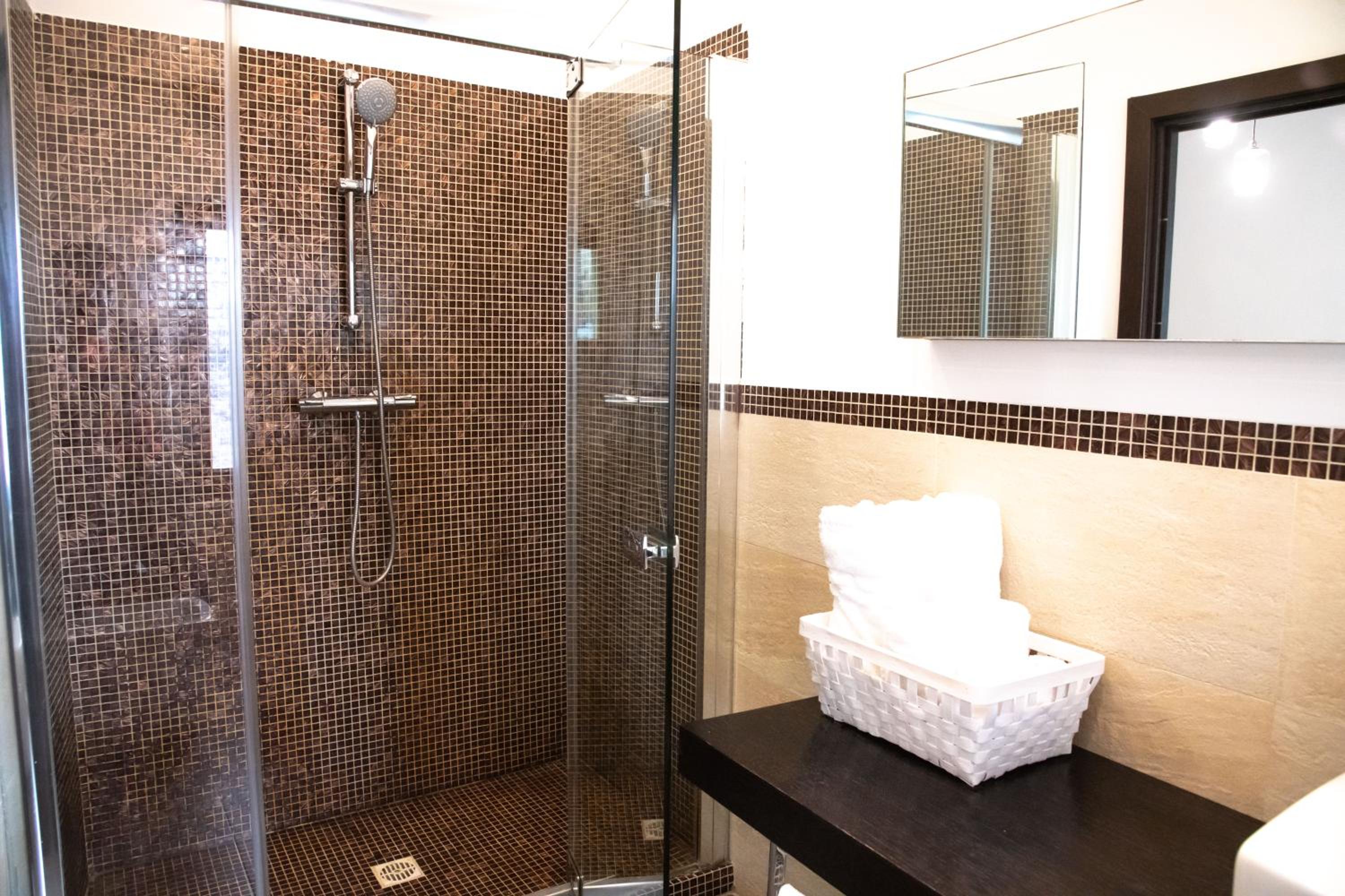Quadruple Room with Terrace - Photo 10