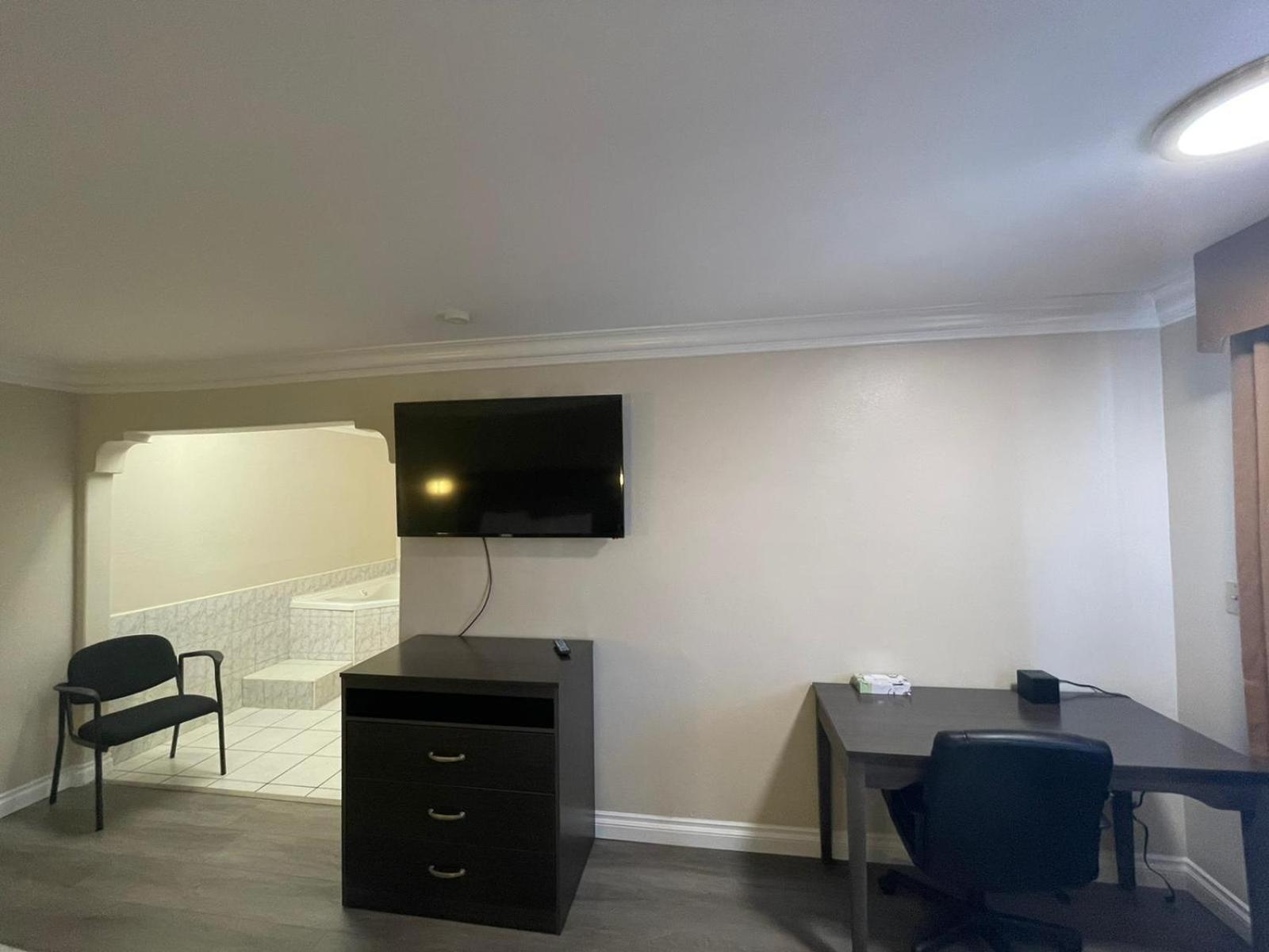 King Suite with Spa Bath - Photo 1