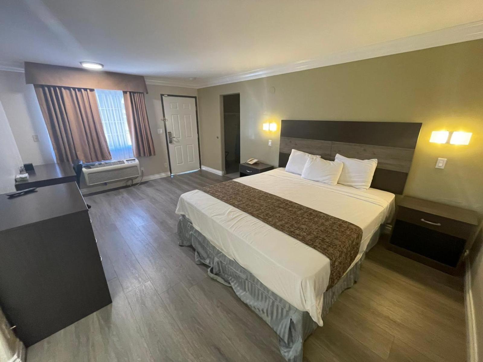 Standard King Room - Photo 4