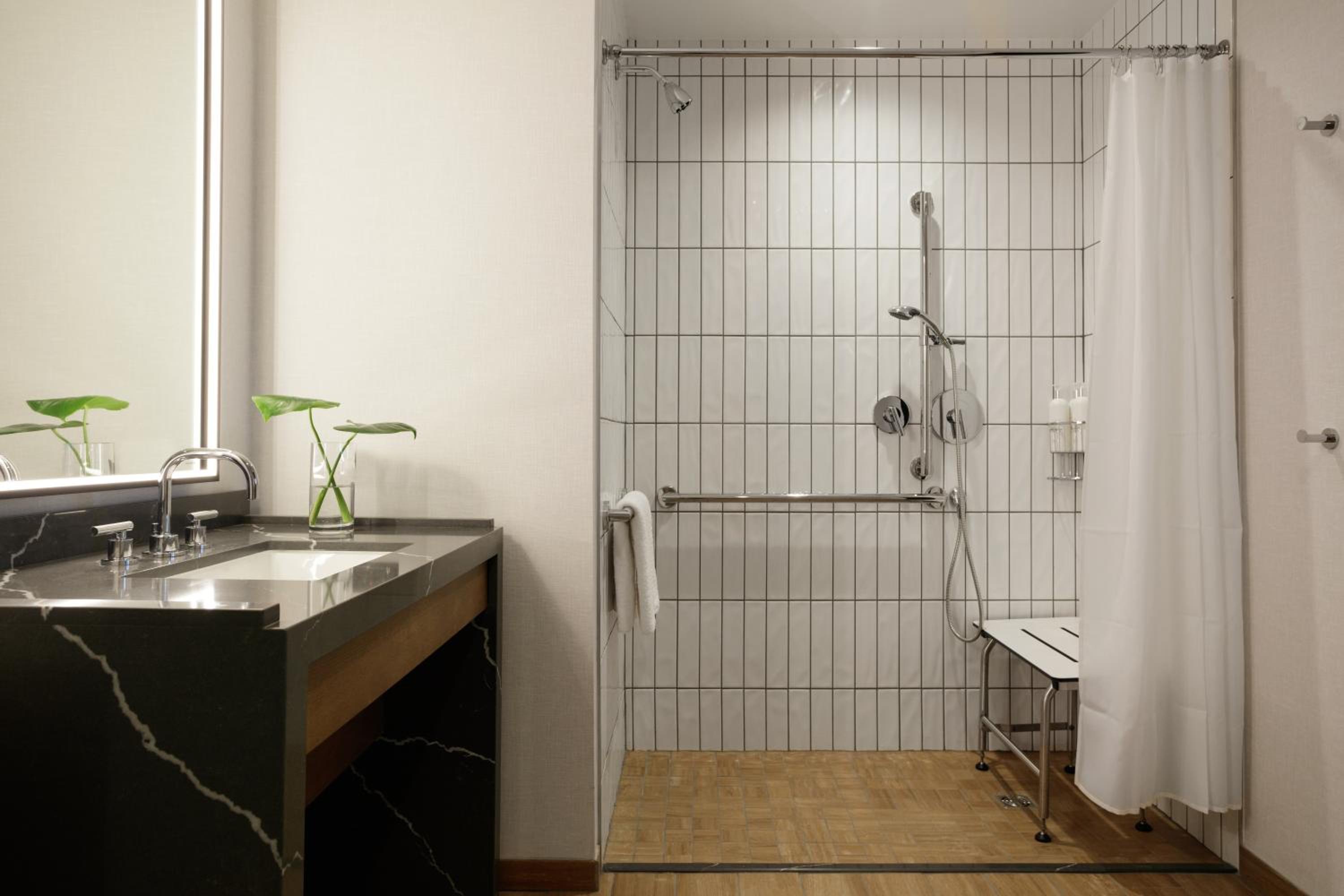 King Room with Mobility Accessible Roll-In Shower - Non-Smoking - Photo 2